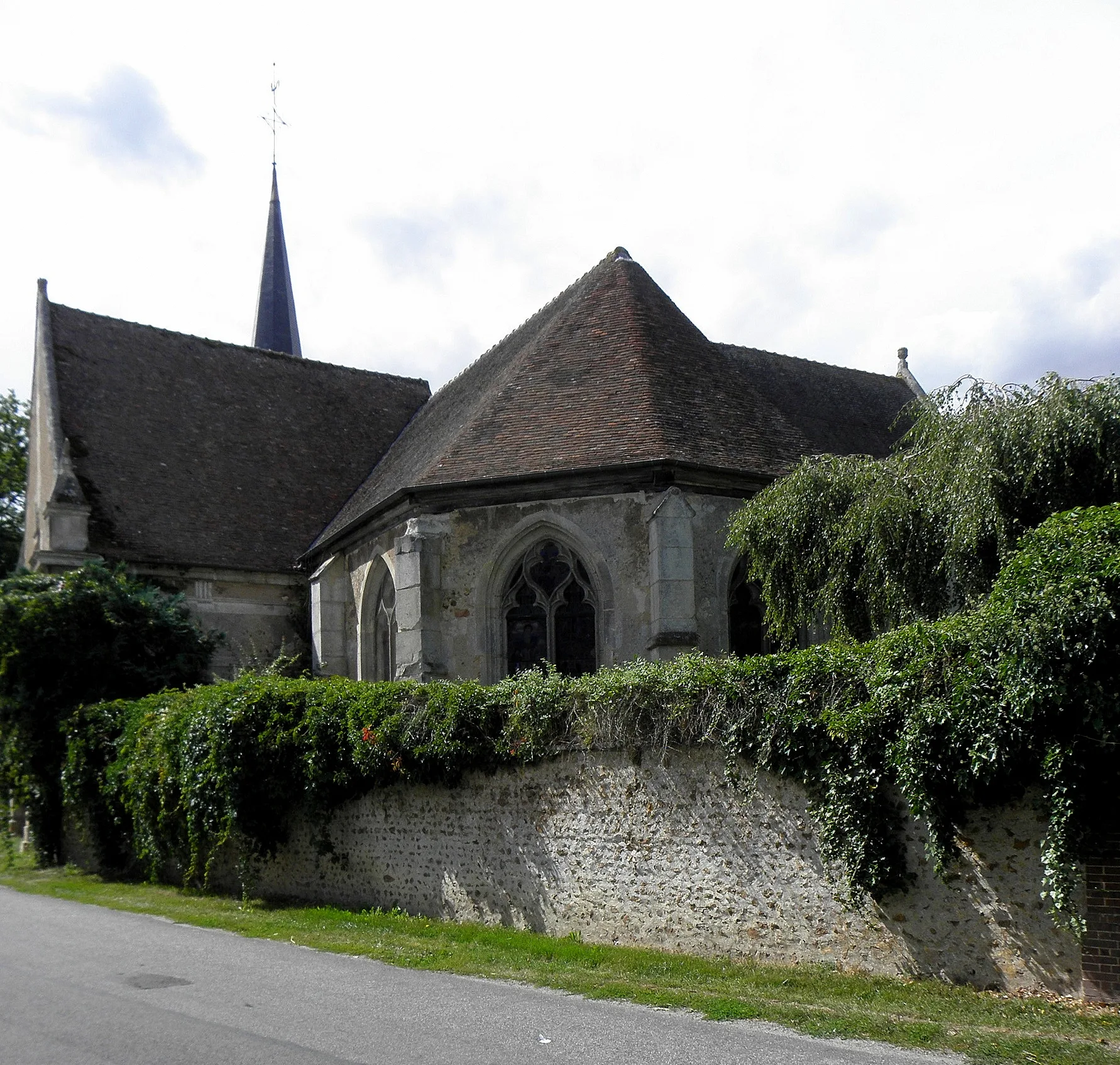 Etangs de Tillieres sur Avre à Bérou-la-Mulotière — À 340 m du lac