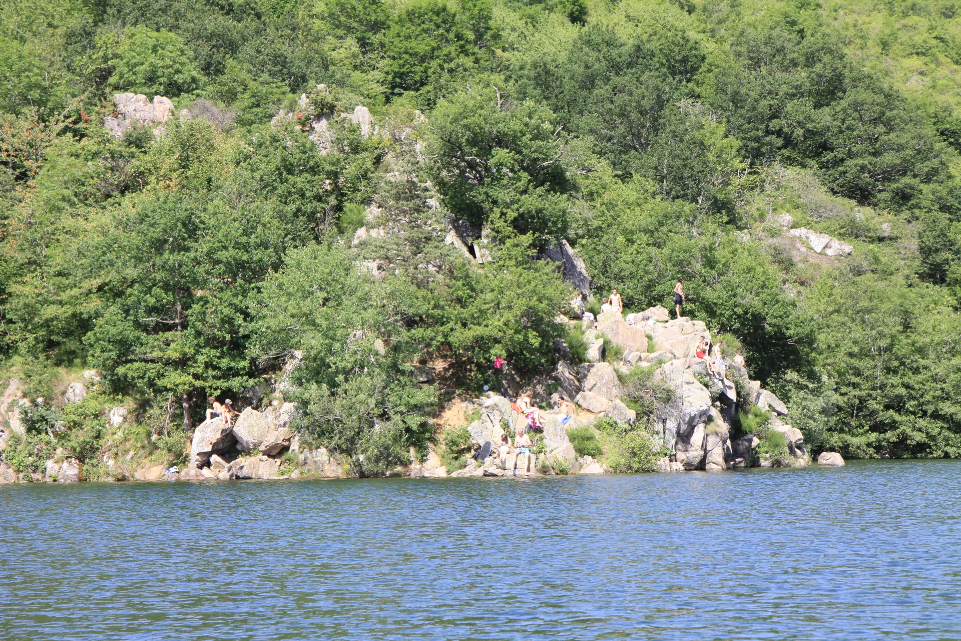 Gour de Tazenat à Charbonnières-les-Vieilles — À 277 m du lac