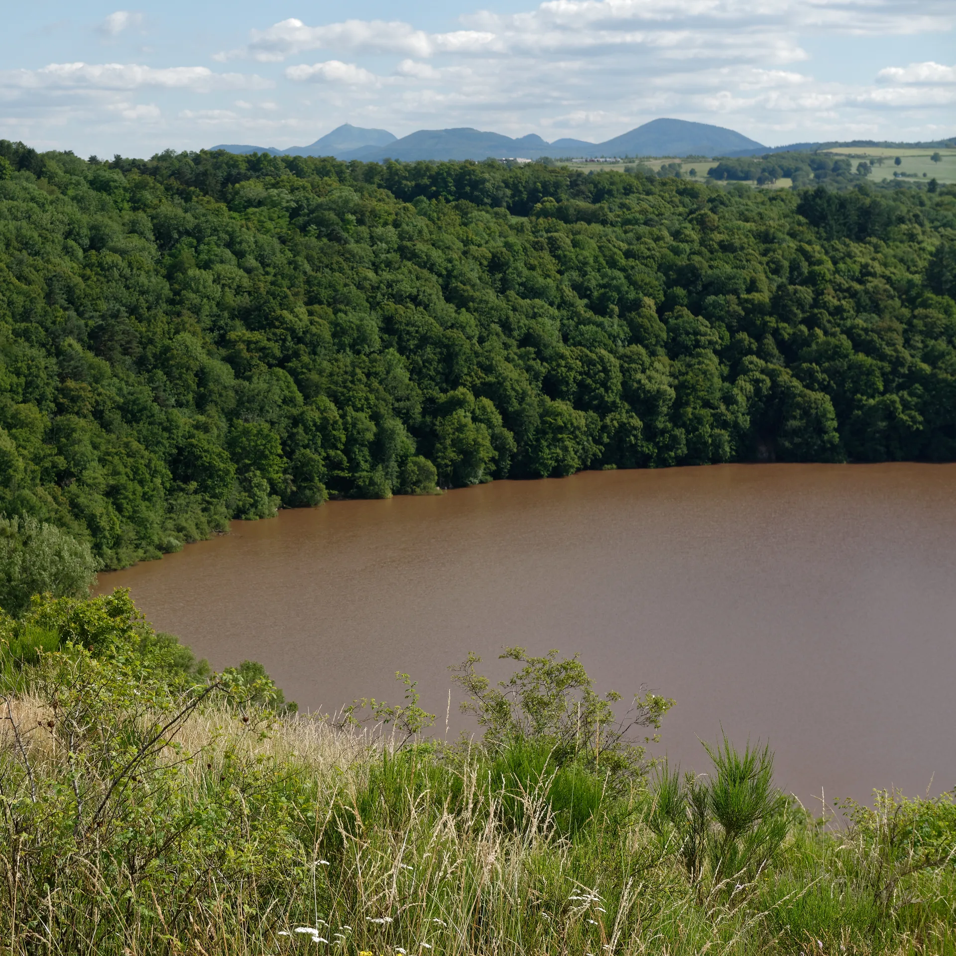 Gour de Tazenat à Charbonnières-les-Vieilles — À 654 m du lac