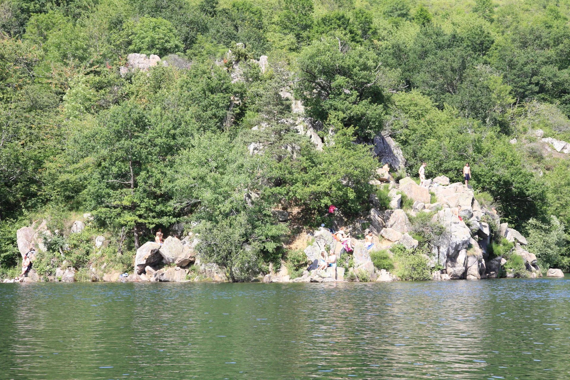 Gour de Tazenat à Charbonnières-les-Vieilles — À 321 m du lac