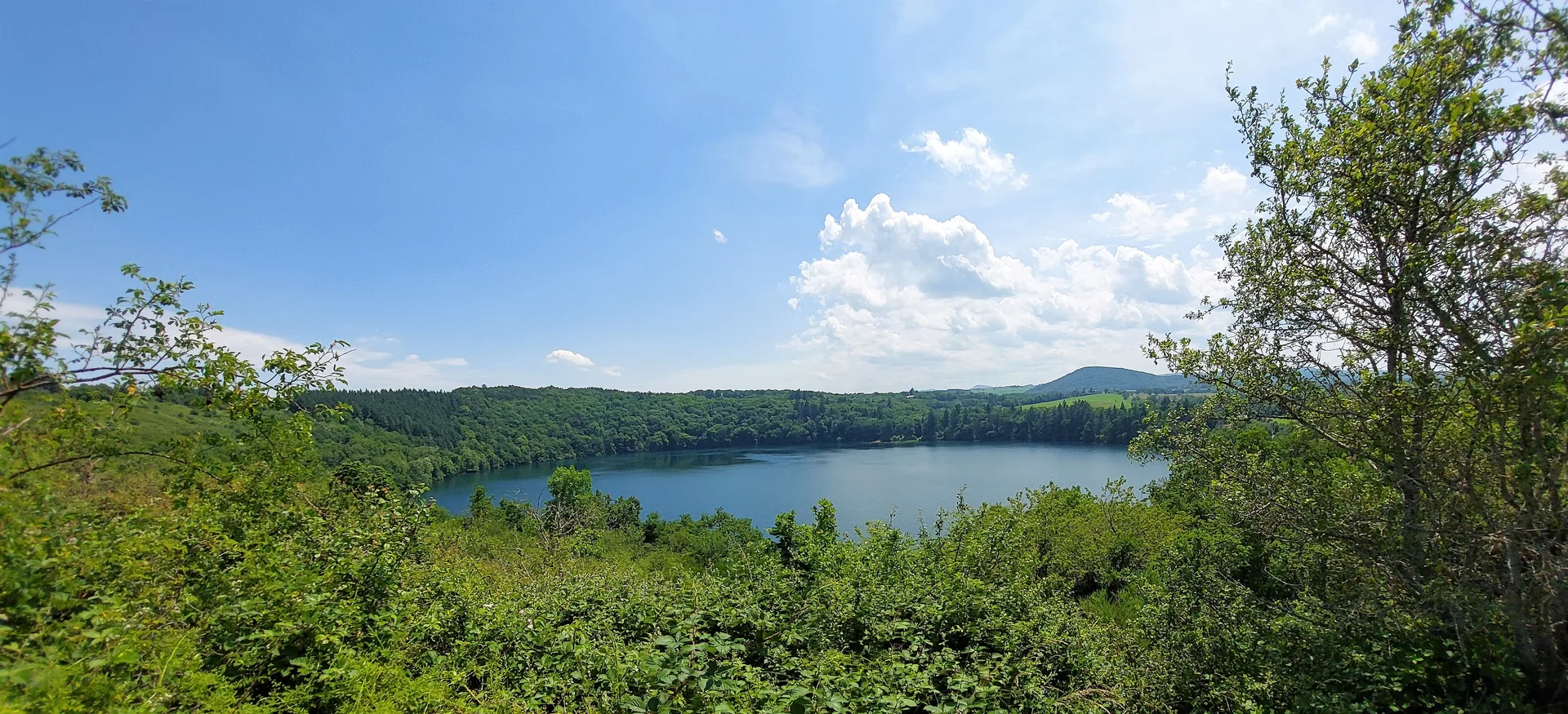 Gour de Tazenat à Charbonnières-les-Vieilles — À 338 m du lac