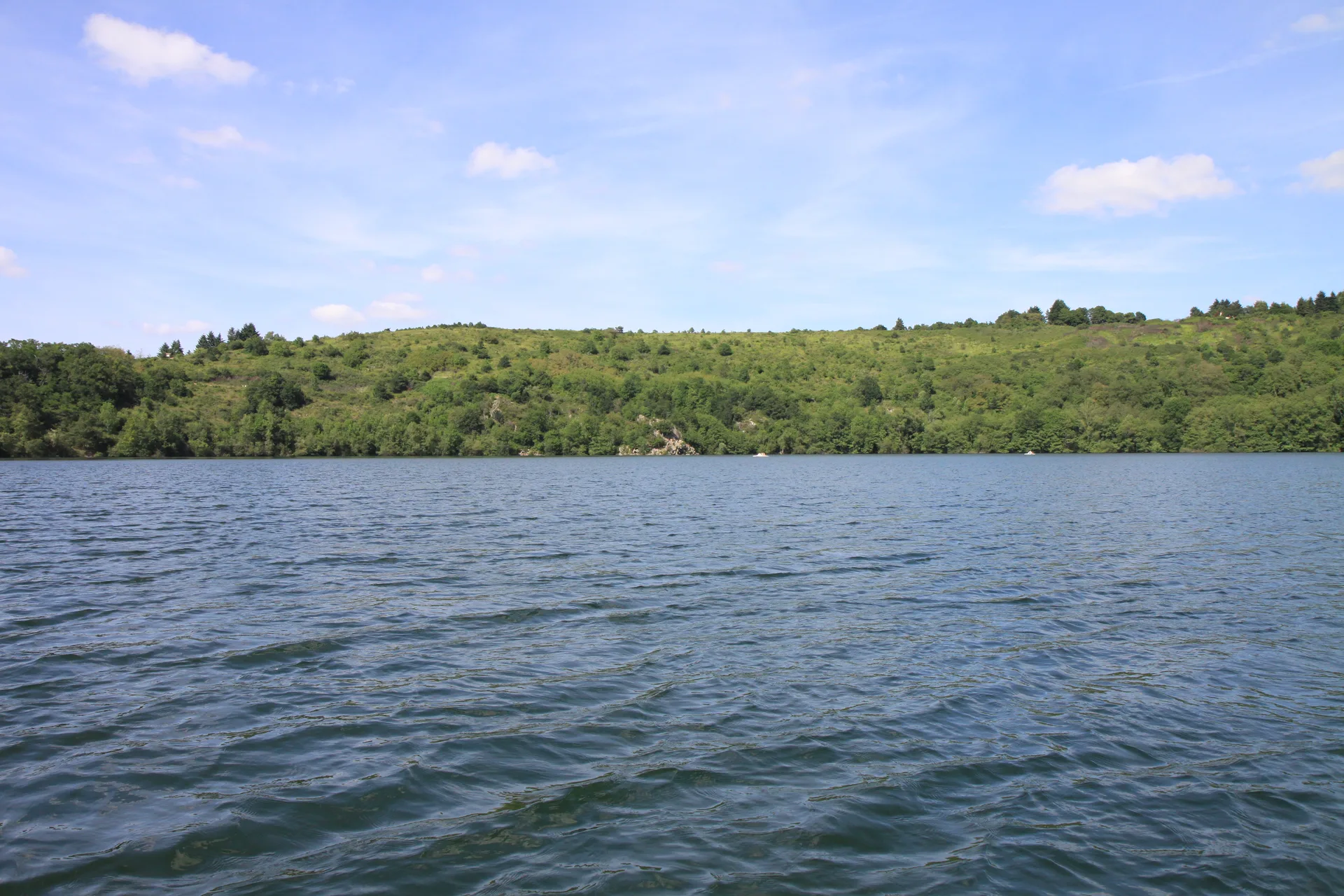 Gour de Tazenat à Charbonnières-les-Vieilles — À 376 m du lac