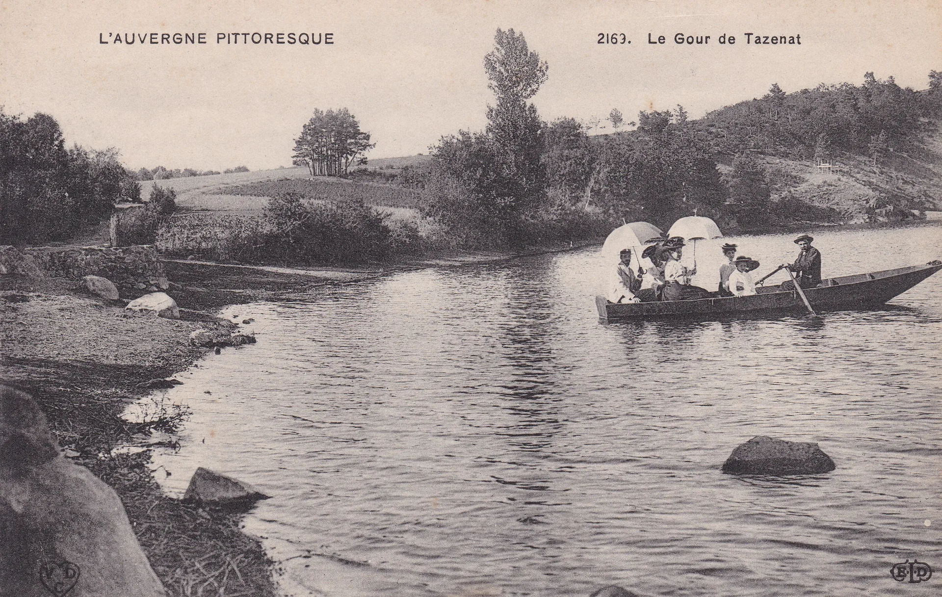 Gour de Tazenat à Charbonnières-les-Vieilles — À 377 m du lac