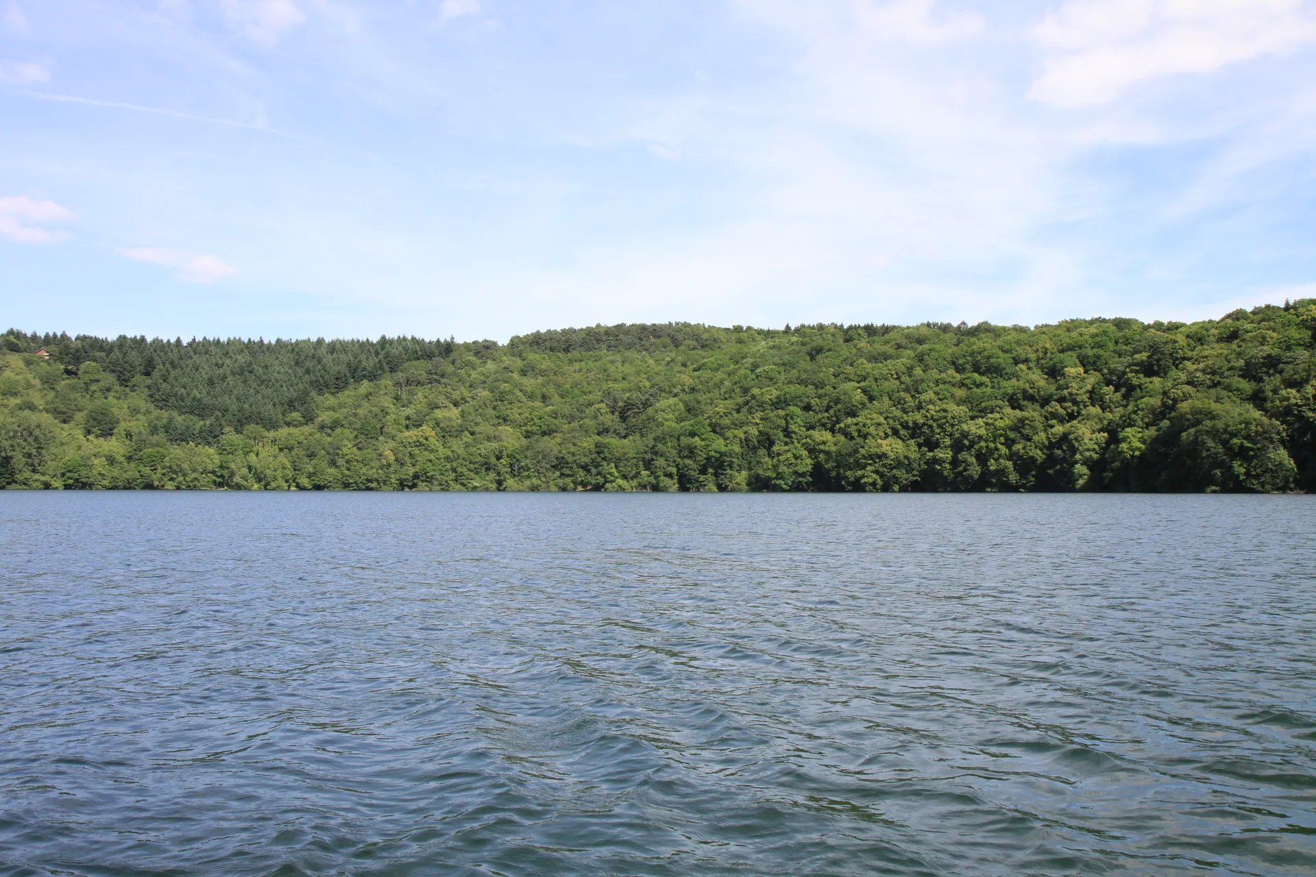 Gour de Tazenat à Charbonnières-les-Vieilles — À 409 m du lac