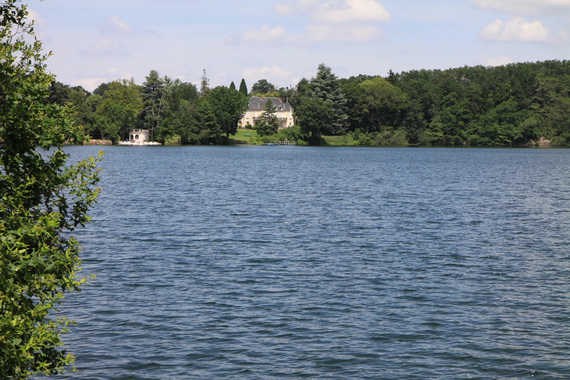 Gour de Tazenat à Charbonnières-les-Vieilles — À 494 m du lac