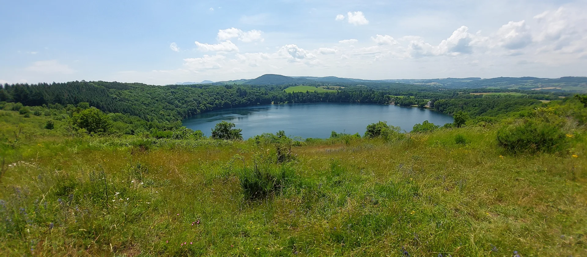 Gour de Tazenat à Charbonnières-les-Vieilles — À 647 m du lac
