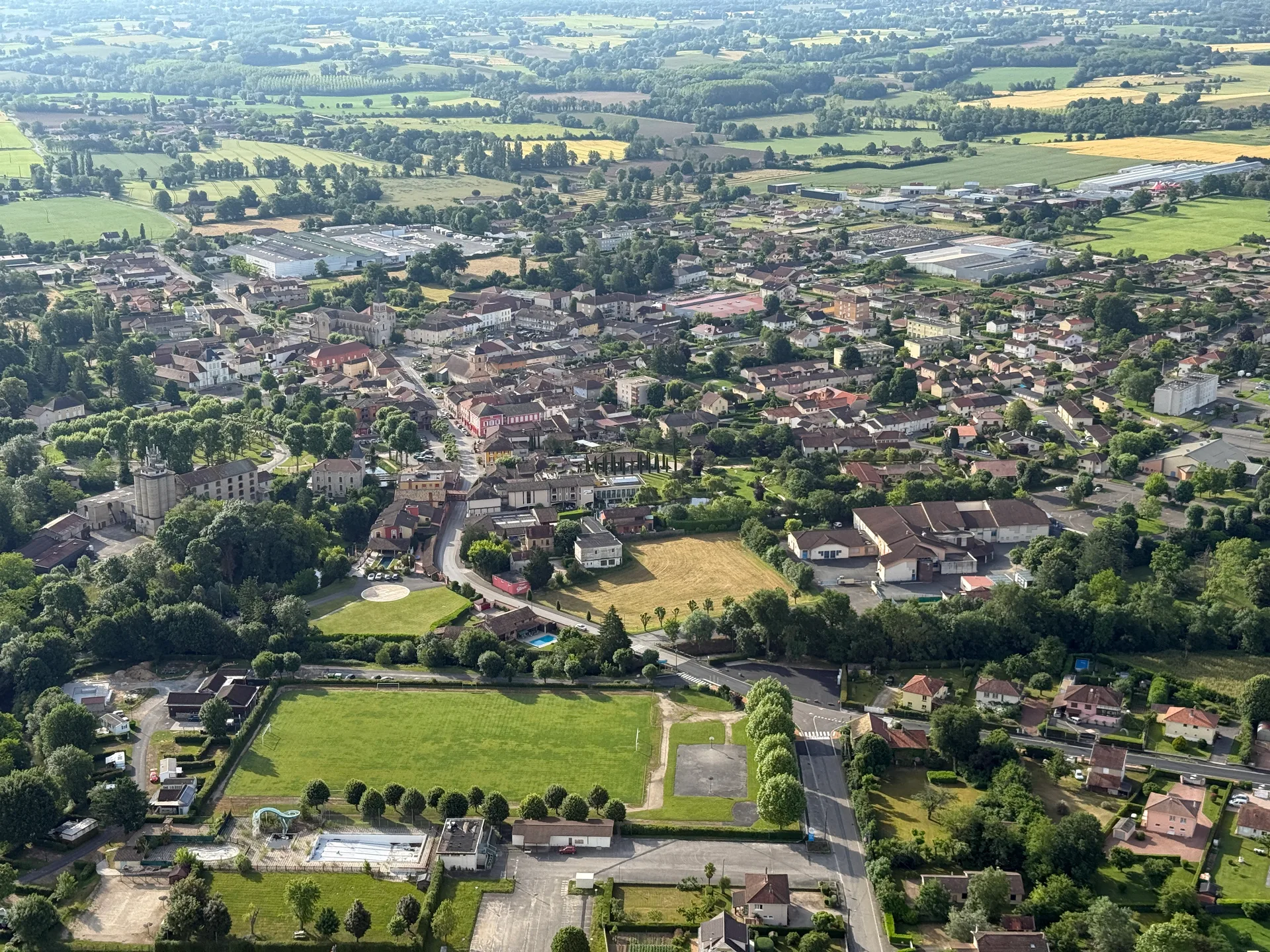 La Piscine à Saint-Julien-sur-Veyle — À 335 m du lac