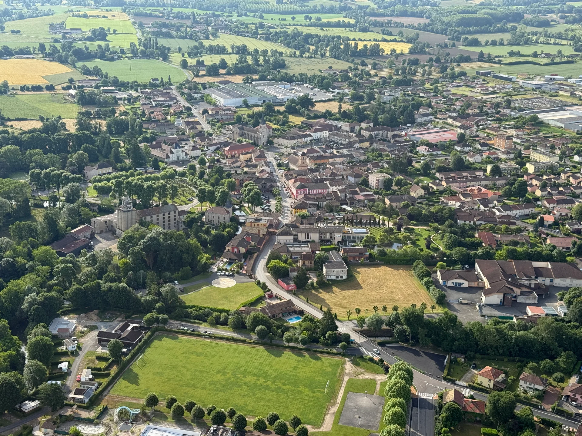 La Piscine à Saint-Julien-sur-Veyle — À 336 m du lac