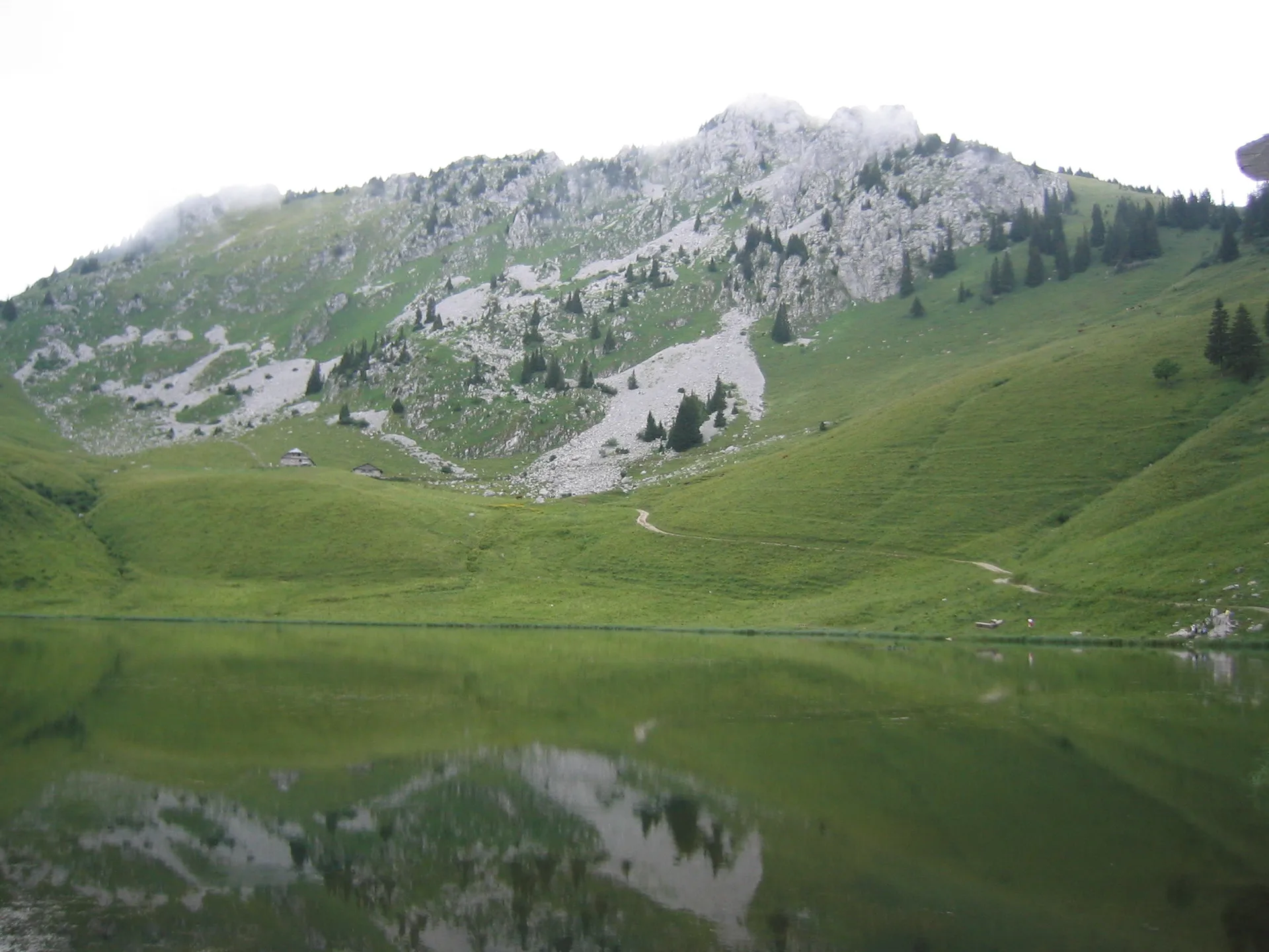 Lac d'arvouin à La Chapelle-d'Abondance — À 1,3 km du lac