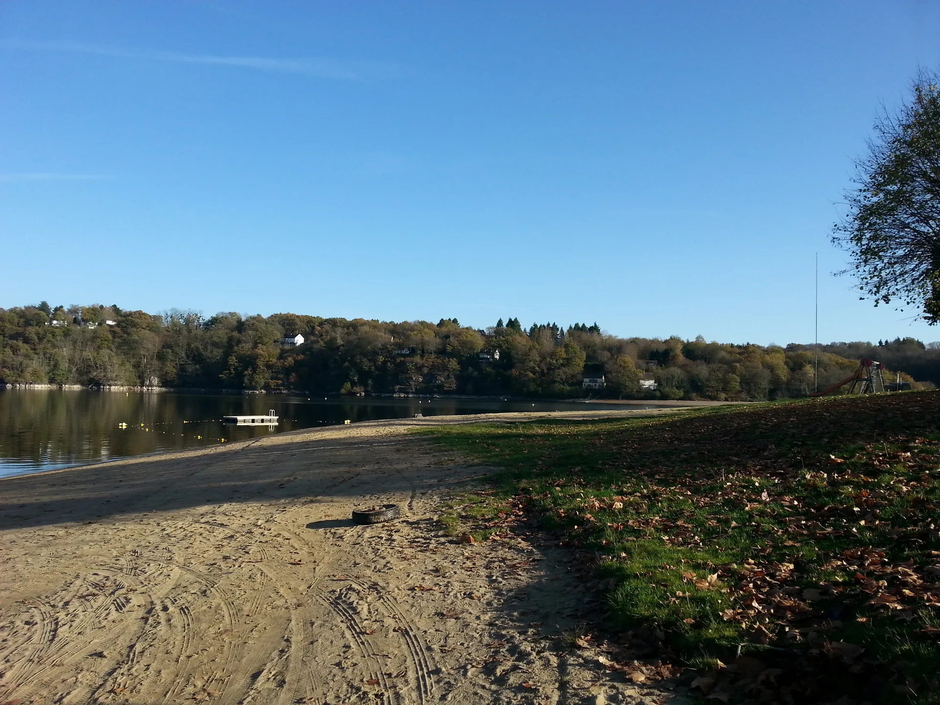 Lac d'Eguzon à Éguzon-Chantôme — Sur le lac