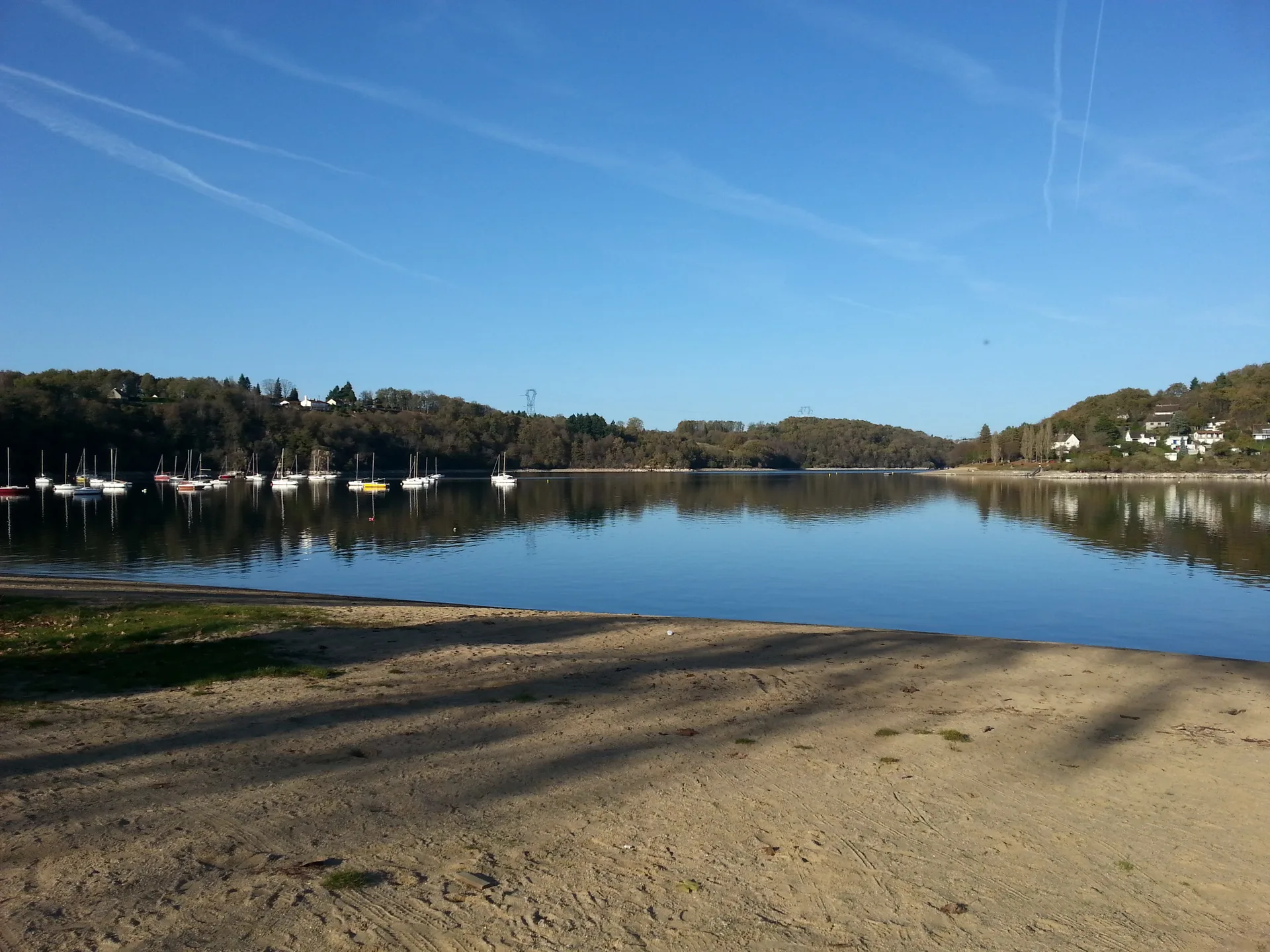 Lac d'Eguzon à Éguzon-Chantôme — Sur le lac
