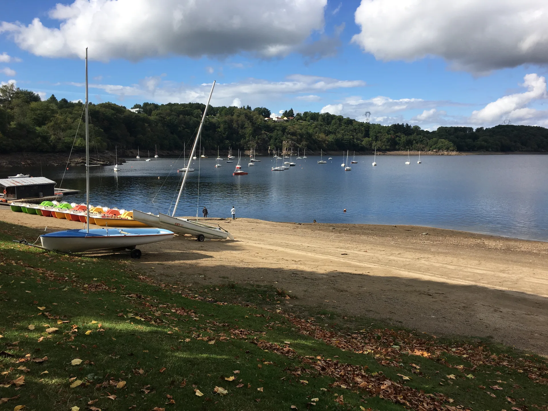 Lac d'Eguzon à Éguzon-Chantôme — Sur le lac