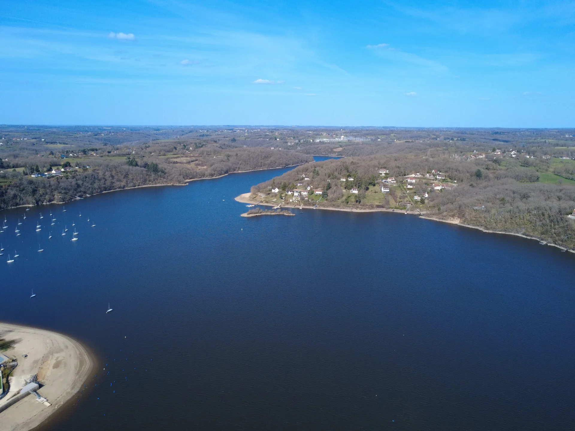 Lac d'Eguzon à Éguzon-Chantôme — À 278 m du lac