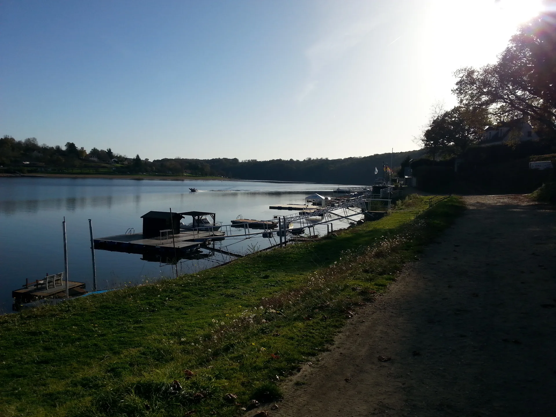 Lac d'Eguzon à Éguzon-Chantôme — Sur le lac