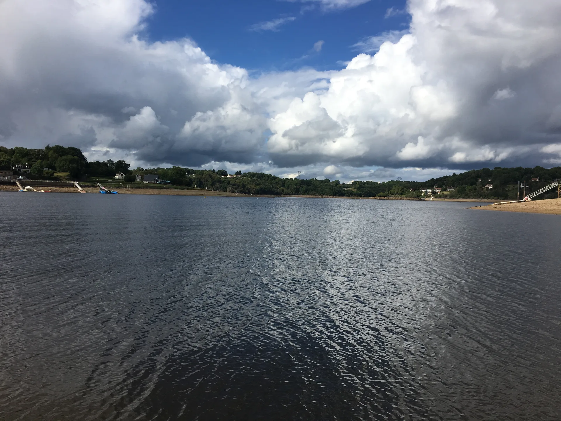 Lac d'Eguzon à Éguzon-Chantôme — À 514 m du lac