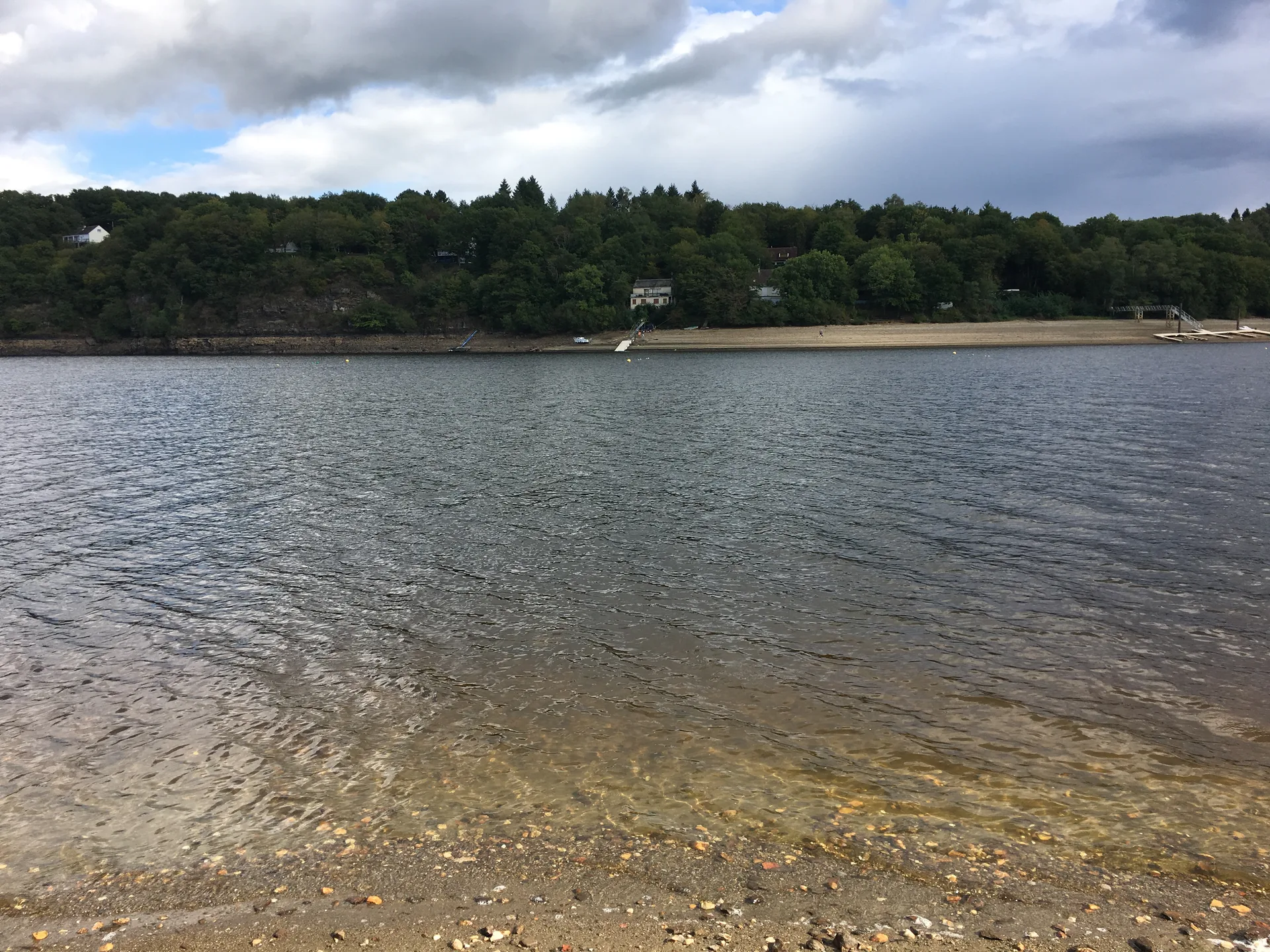 Lac d'Eguzon à Éguzon-Chantôme — Sur le lac