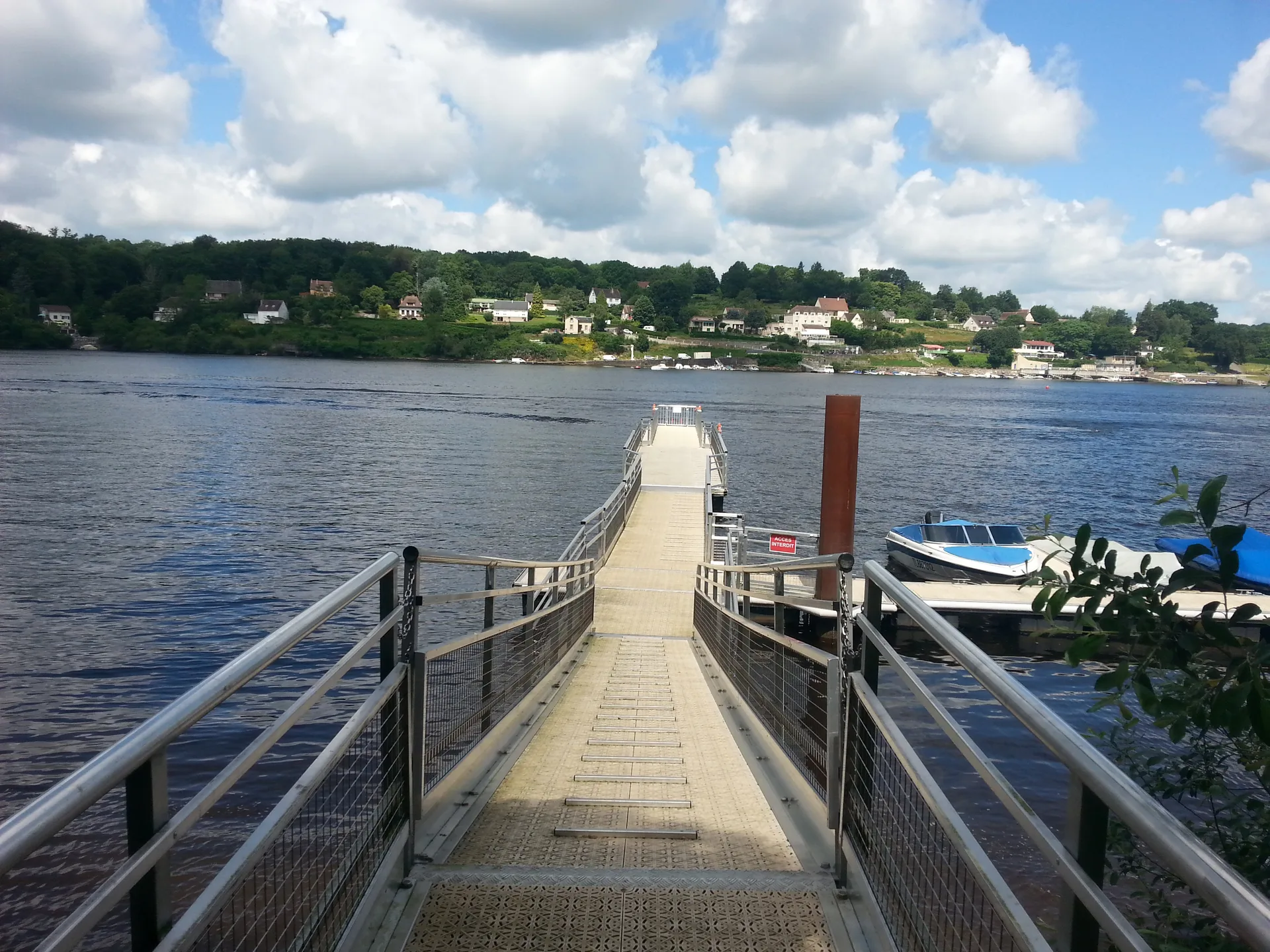 Lac d'Eguzon à Éguzon-Chantôme — À 600 m du lac