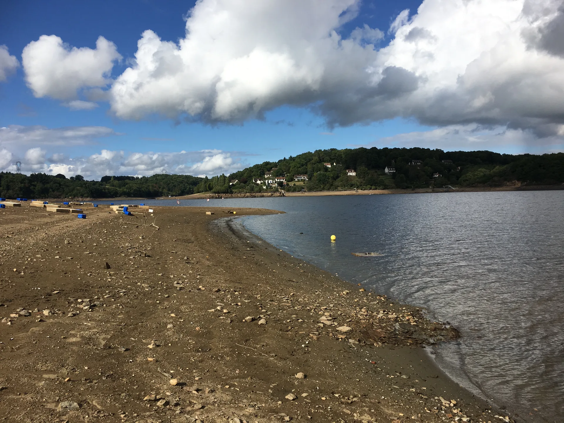 Lac d'Eguzon à Éguzon-Chantôme — Sur le lac