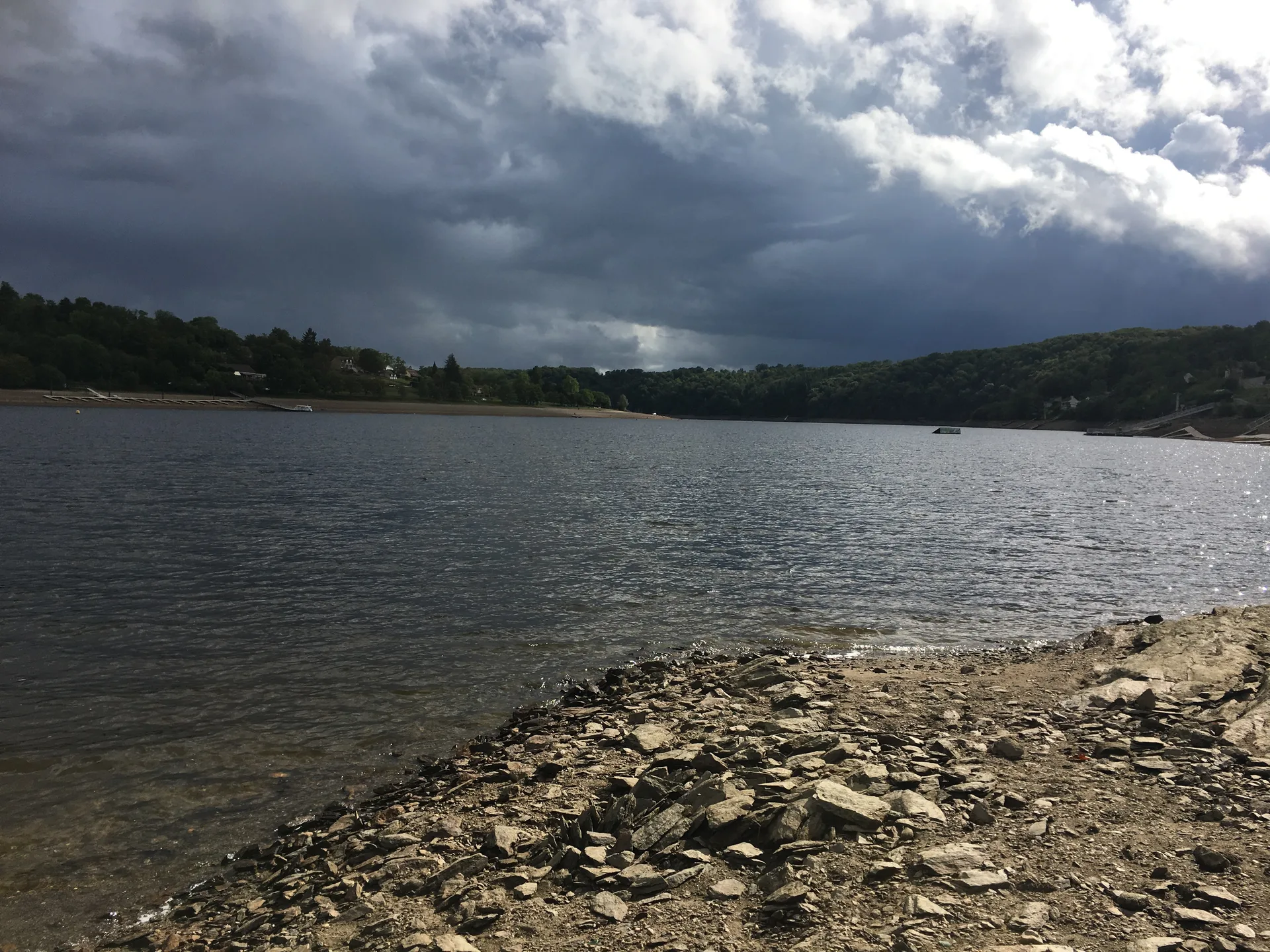 Lac d'Eguzon à Éguzon-Chantôme — Sur le lac