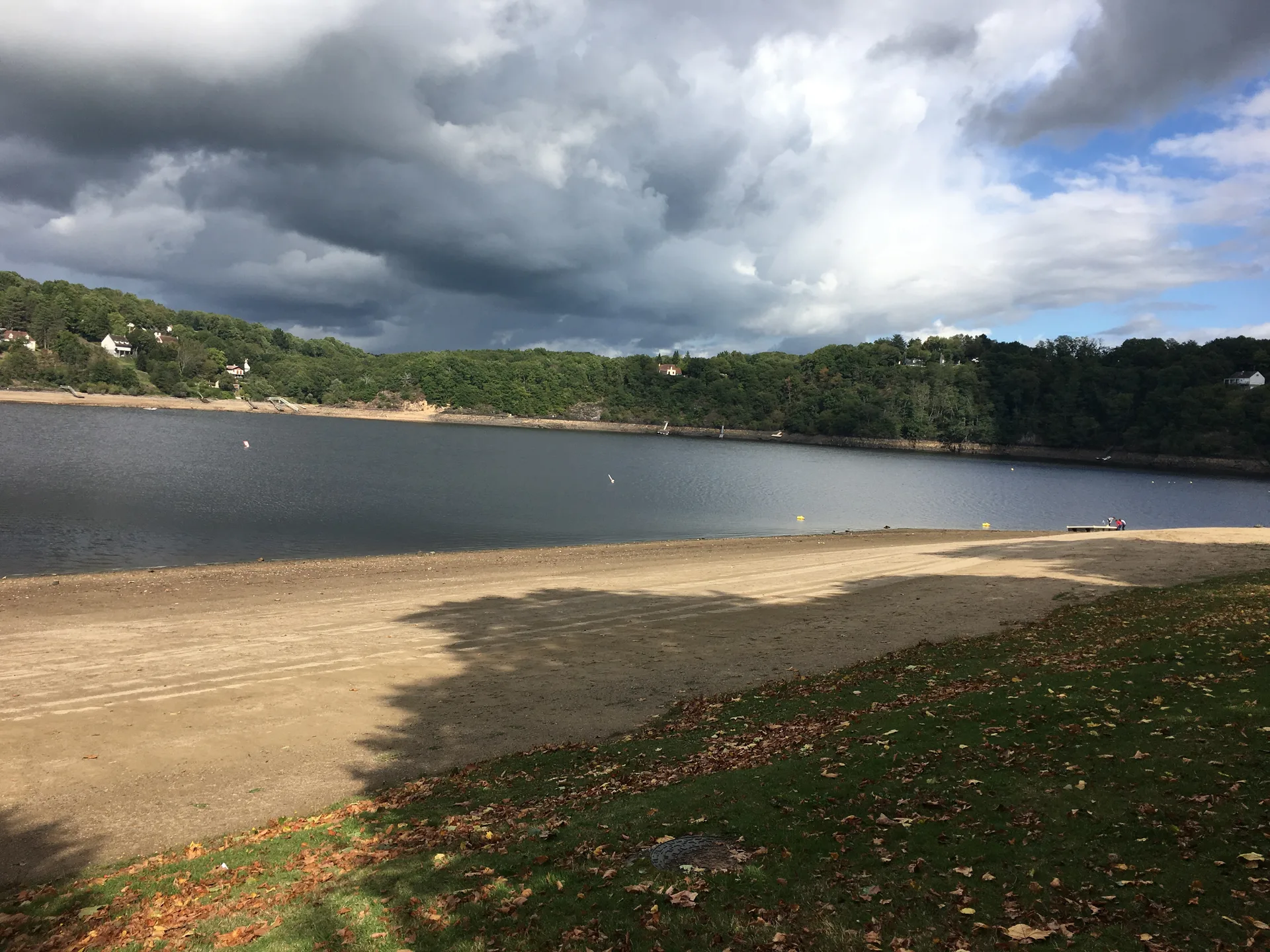Lac d'Eguzon à Éguzon-Chantôme — Sur le lac
