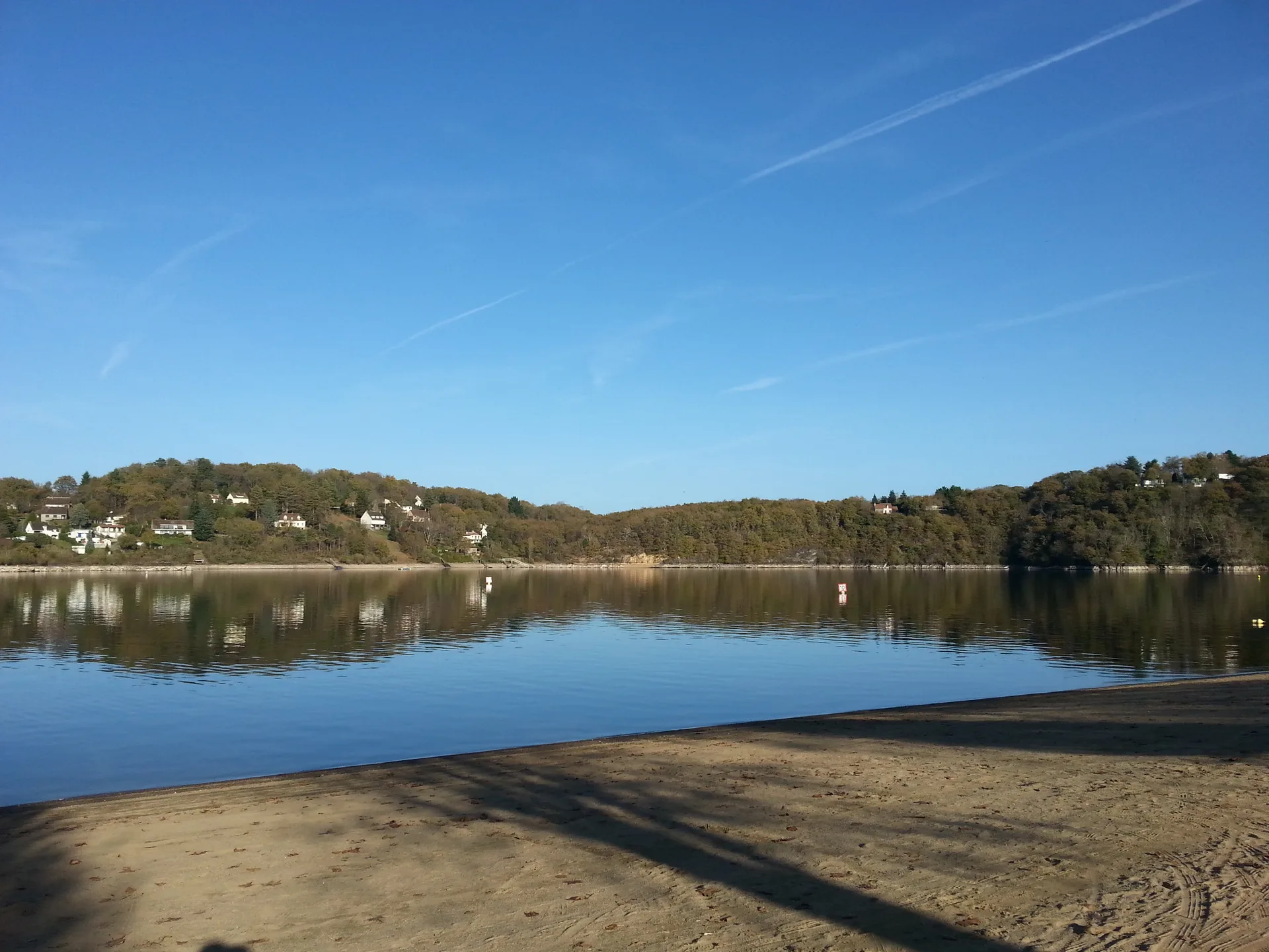 Lac d'Eguzon à Éguzon-Chantôme — Sur le lac