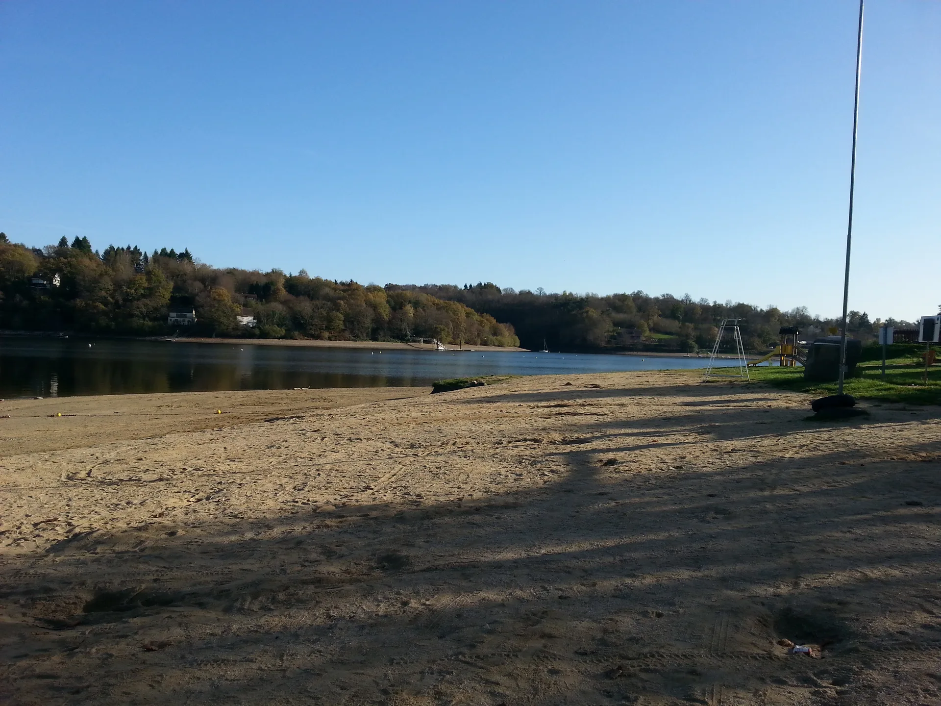 Lac d'Eguzon à Éguzon-Chantôme — Sur le lac
