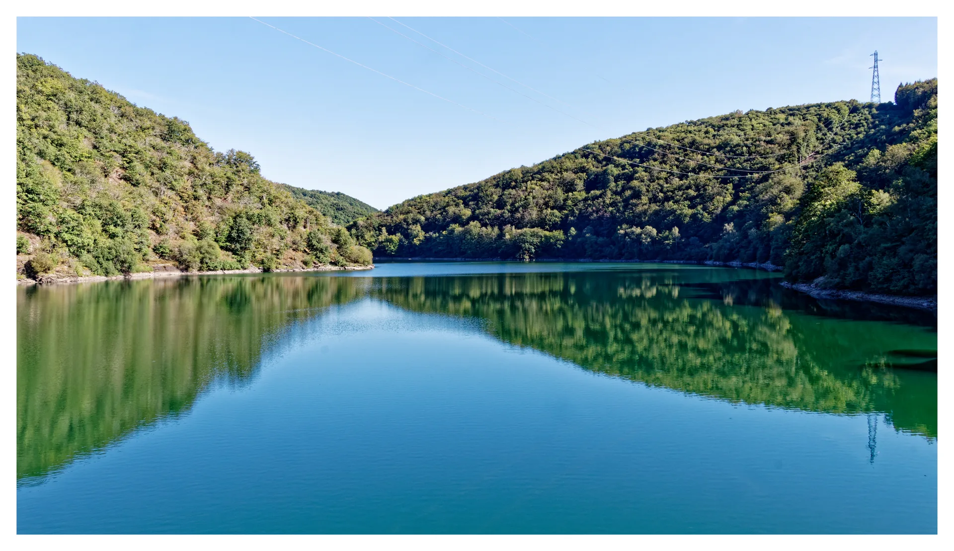Lac d'Enchanet à Pleaux — À 2,8 km du lac