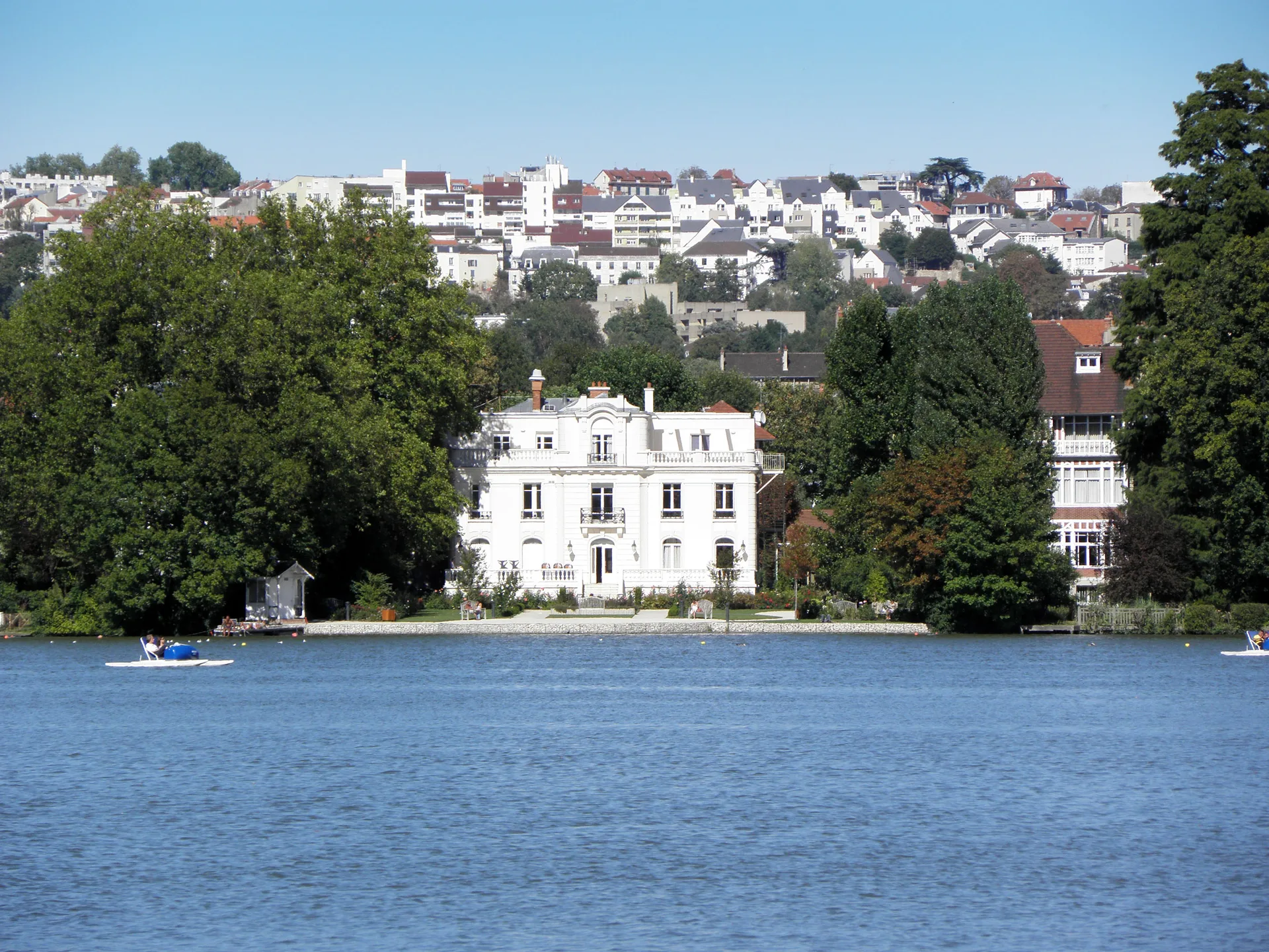 Lac d'Enghien à Enghien-les-Bains — À 262 m du lac