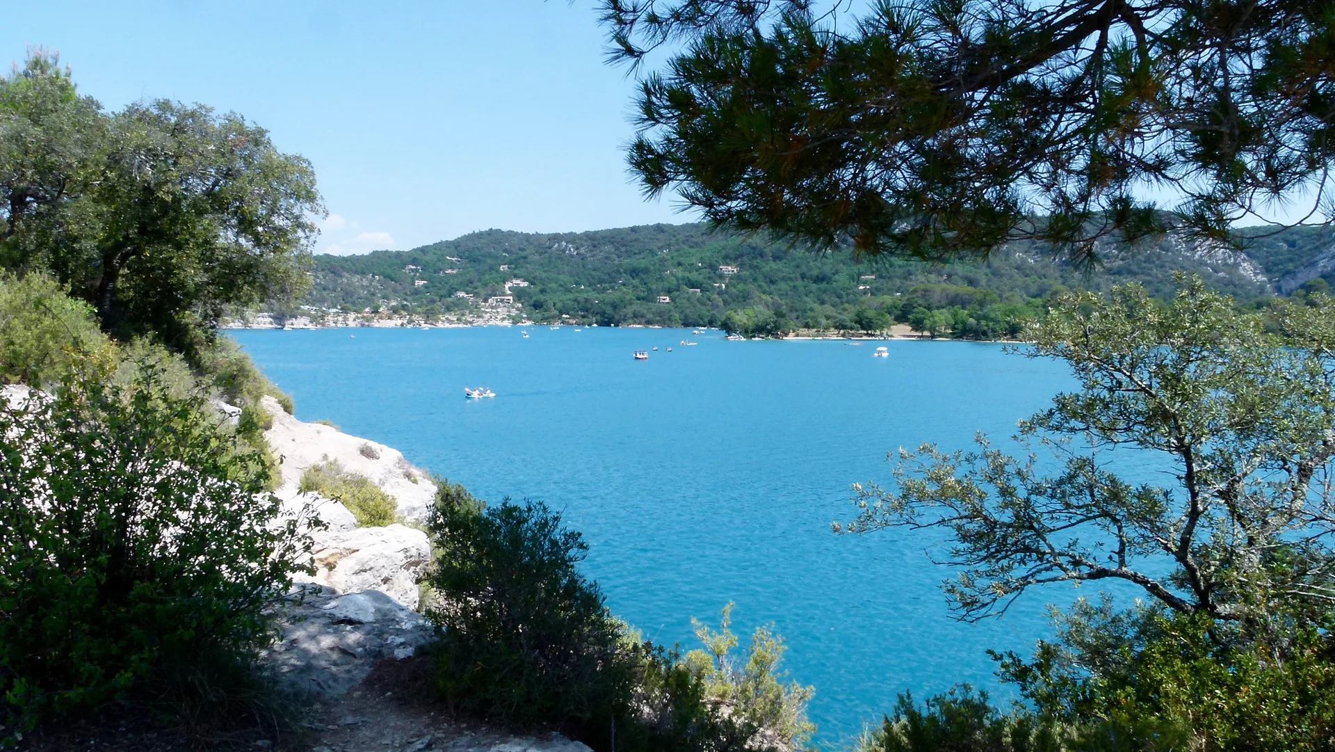 Lac d'Esparron à Esparron-de-Verdon — À 849 m du lac