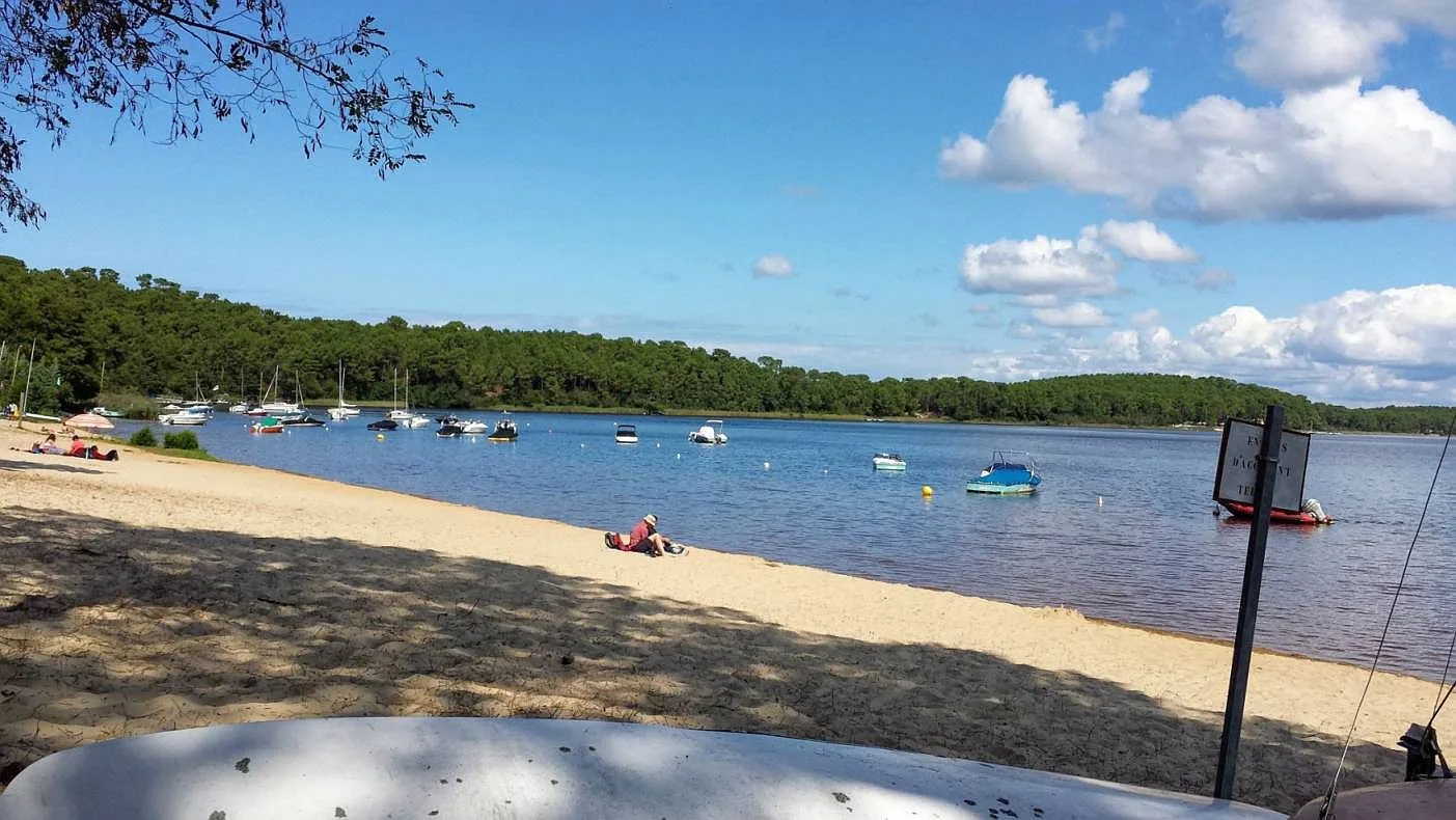 Lac d'Hourtin-Carcans à Hourtin — À 2,7 km du lac