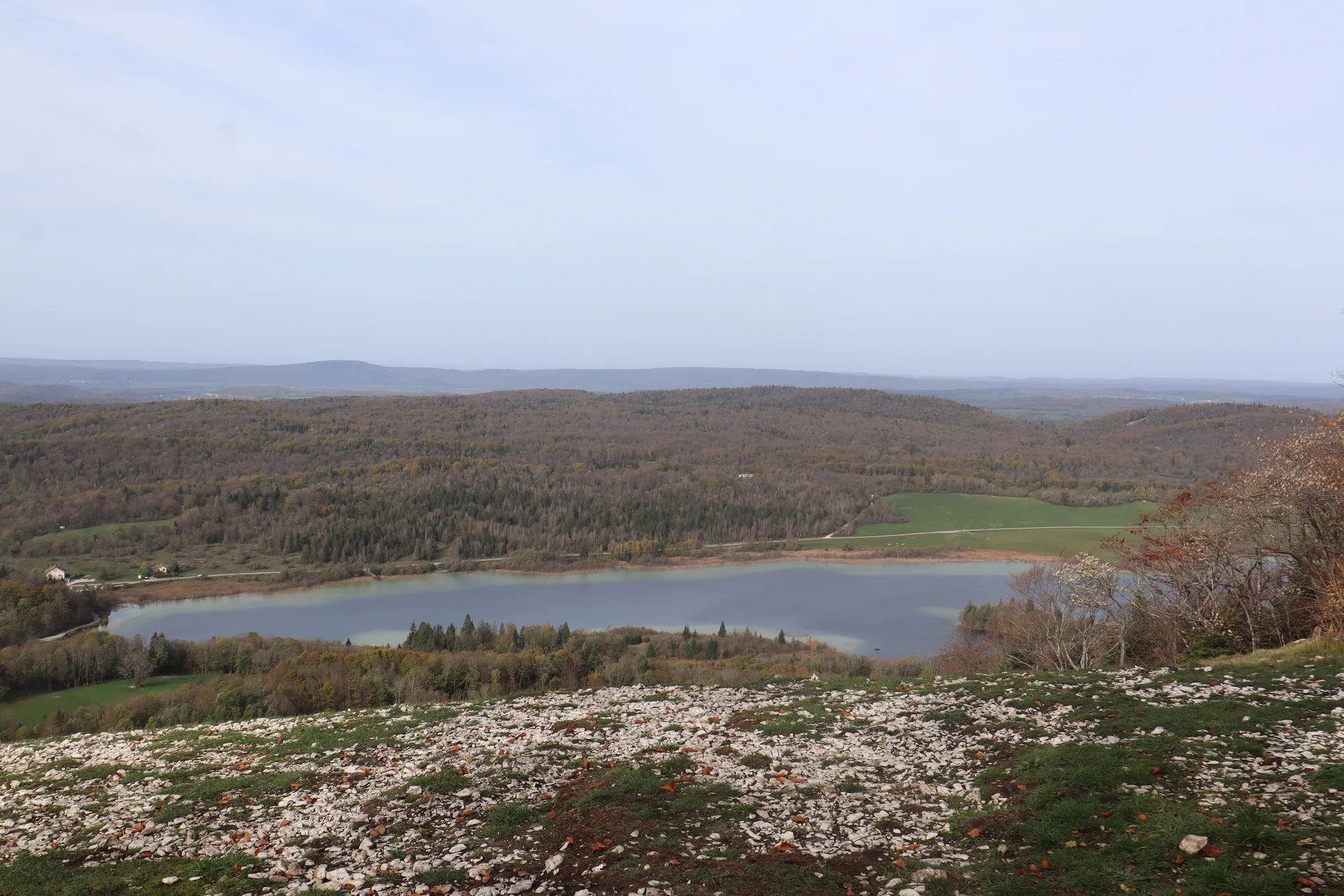 Lac d'Ilay à La Chaux-du-Dombief — À 904 m du lac