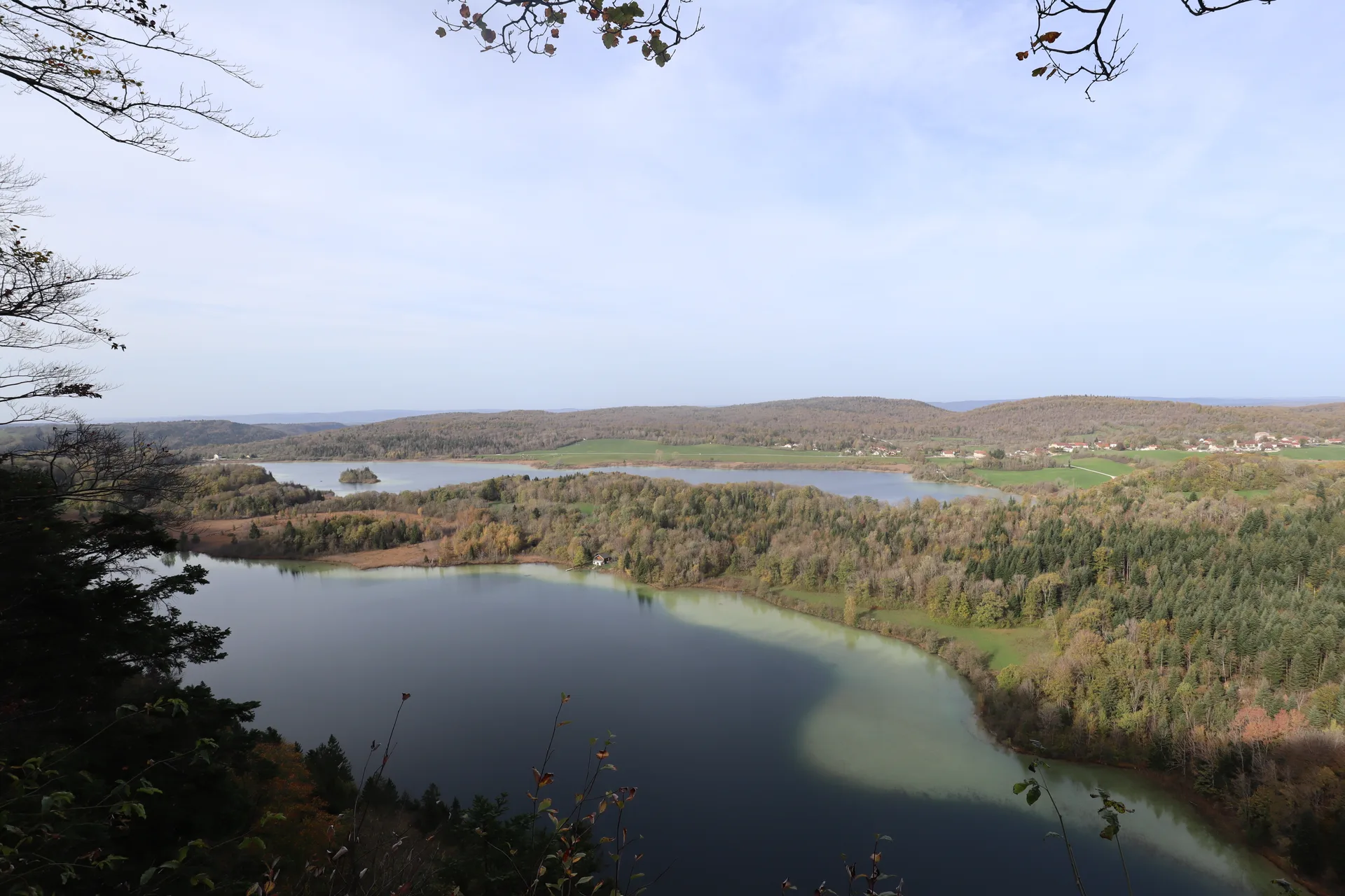 Lac d'Ilay à La Chaux-du-Dombief — À 1,0 km du lac