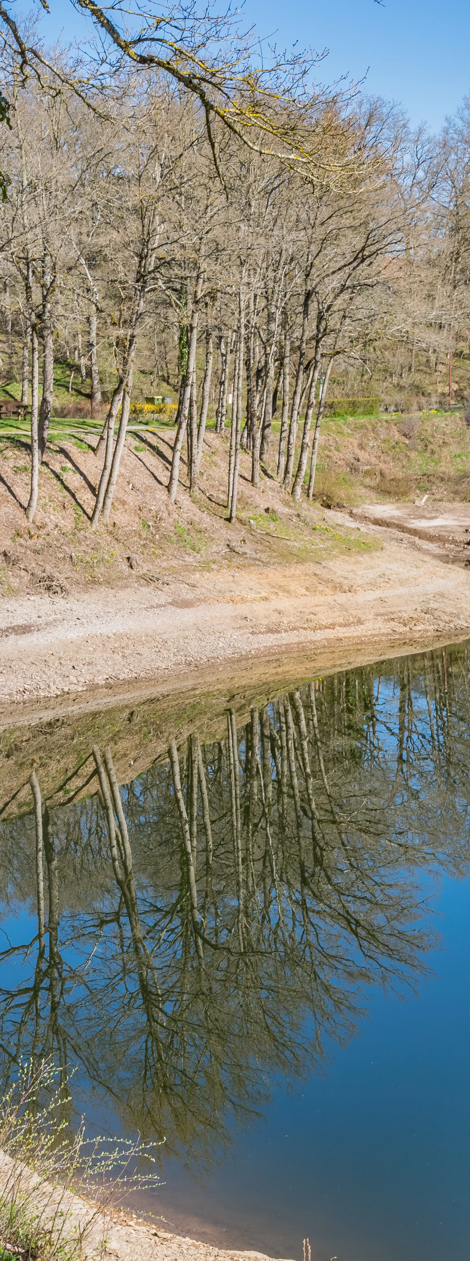 Lac de Bages à Pont-de-Salars — À 2,2 km du lac