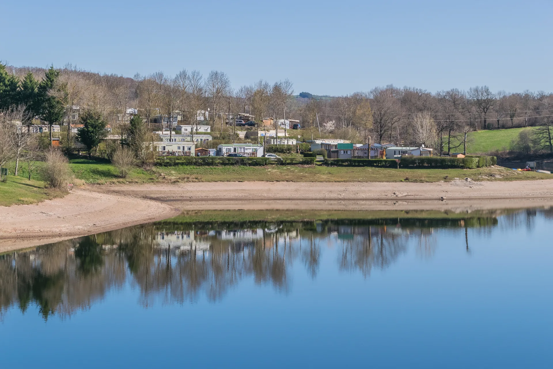 Lac de Bages à Pont-de-Salars — À 2,2 km du lac