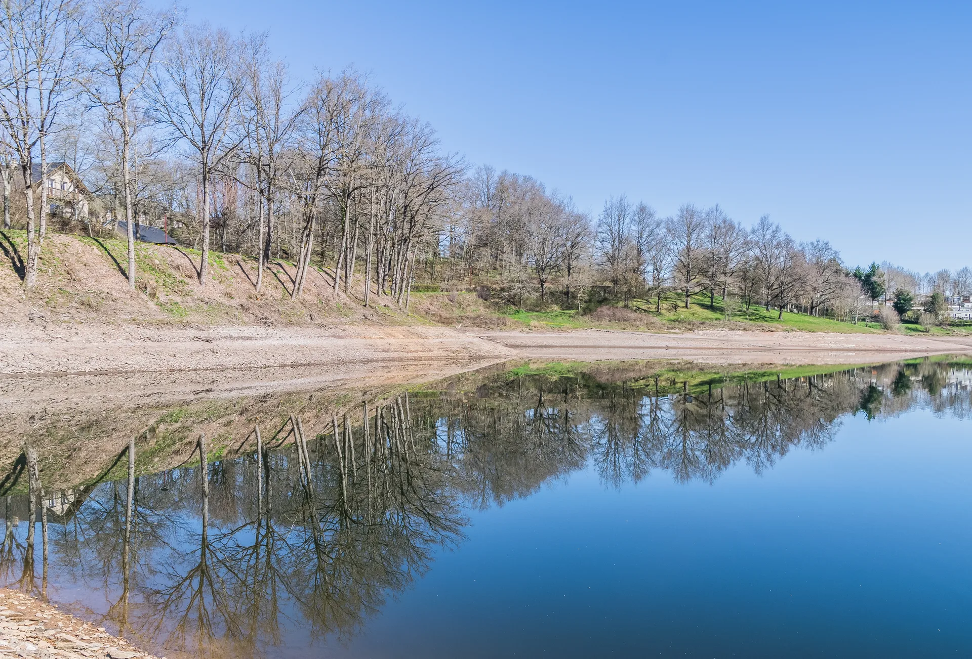 Lac de Bages à Pont-de-Salars — À 2,2 km du lac