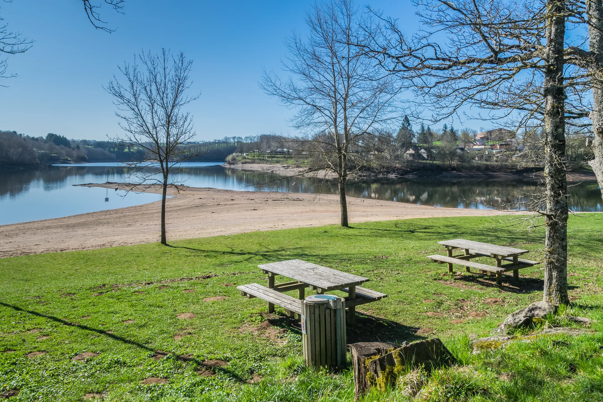Lac de Bages à Pont-de-Salars — À 3,1 km du lac
