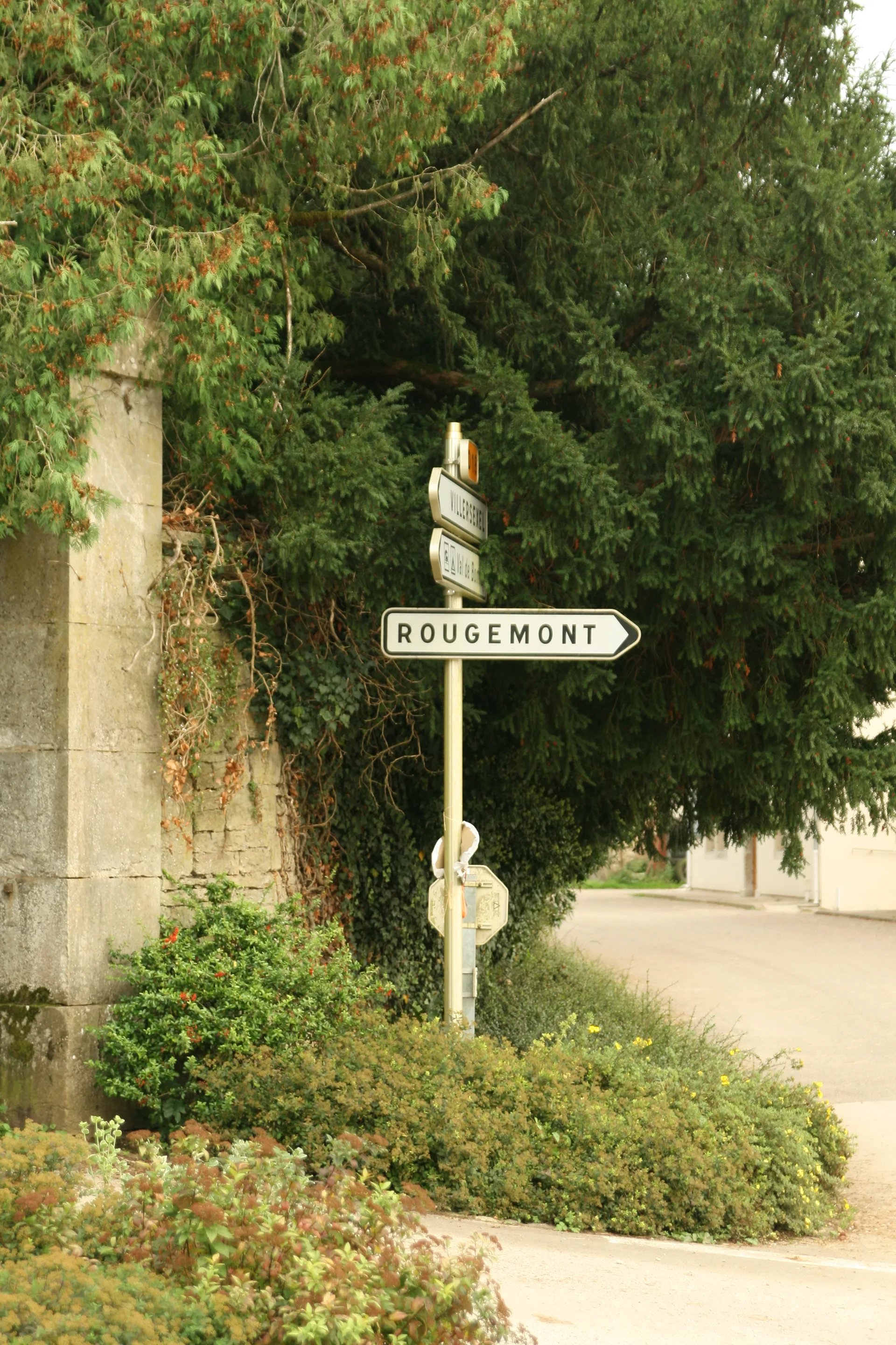 Lac de Bonnal à Pont-sur-l'Ognon — À 1,9 km du lac