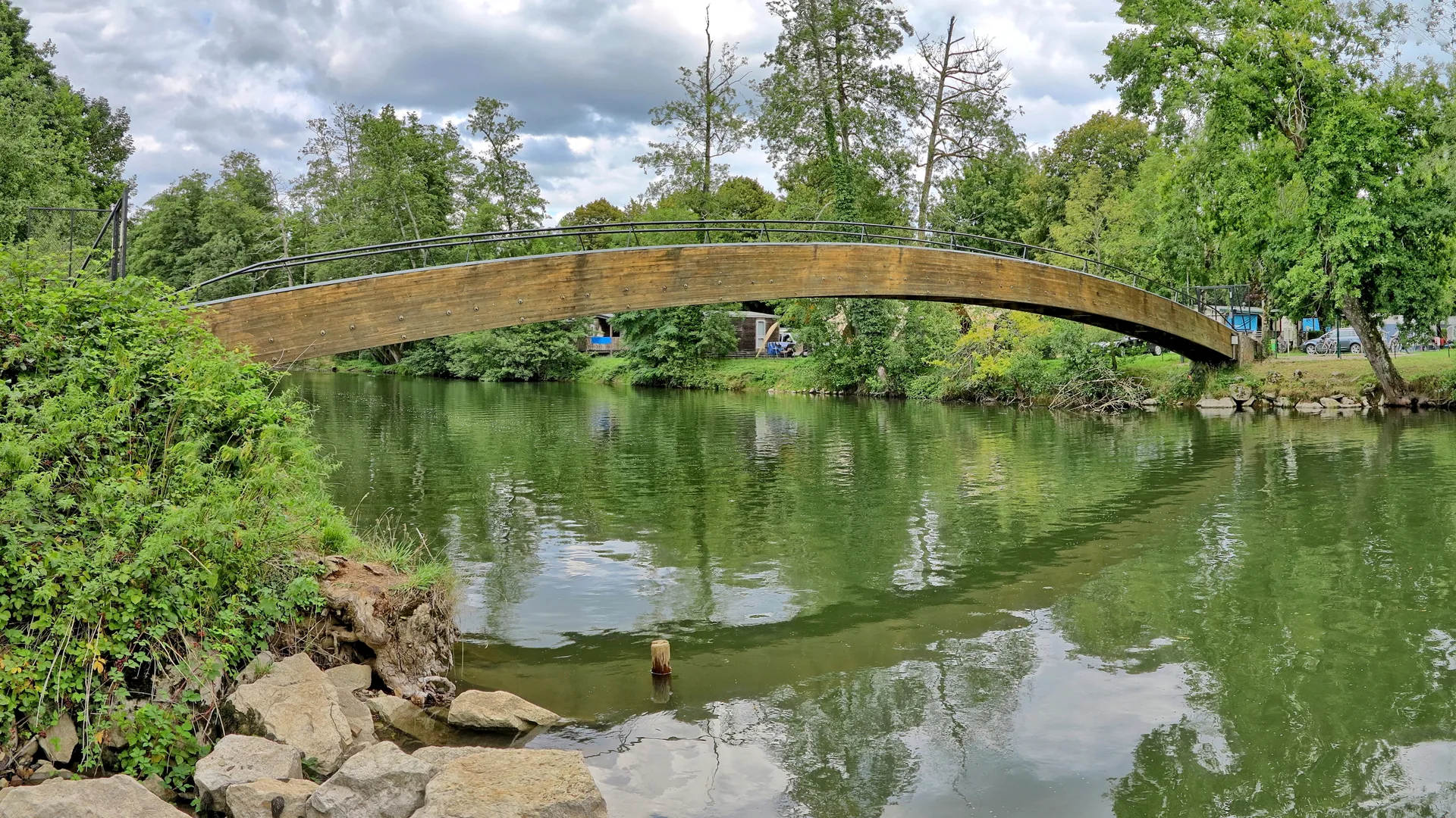 Lac de Bonnal à Pont-sur-l'Ognon — À 1,5 km du lac