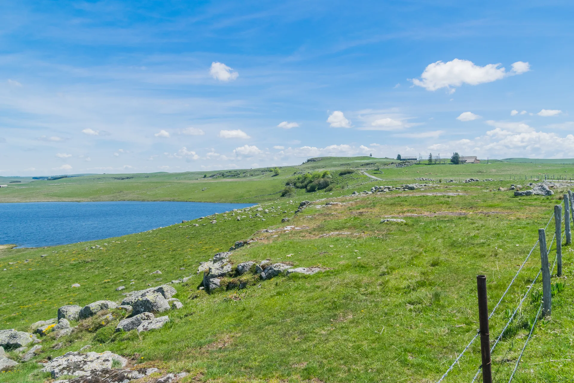 Lac de Born à Marchastel — À 1,6 km du lac