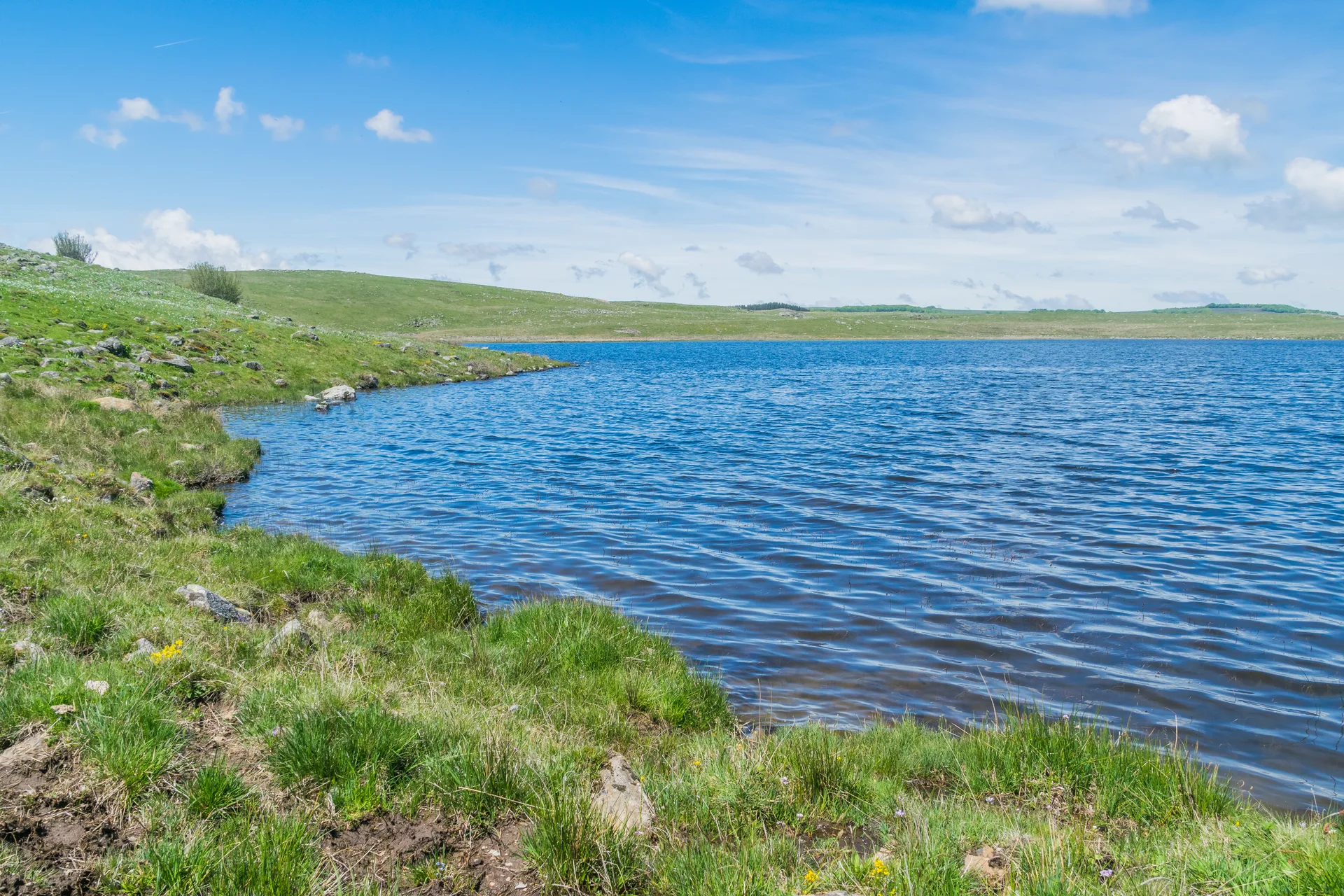 Lac de Born à Marchastel — À 1,6 km du lac