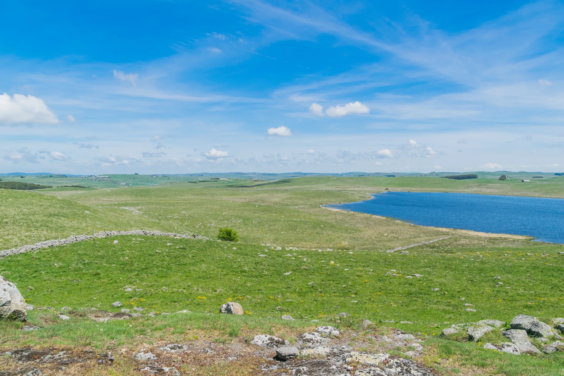 Lac de Born à Marchastel — À 1,6 km du lac