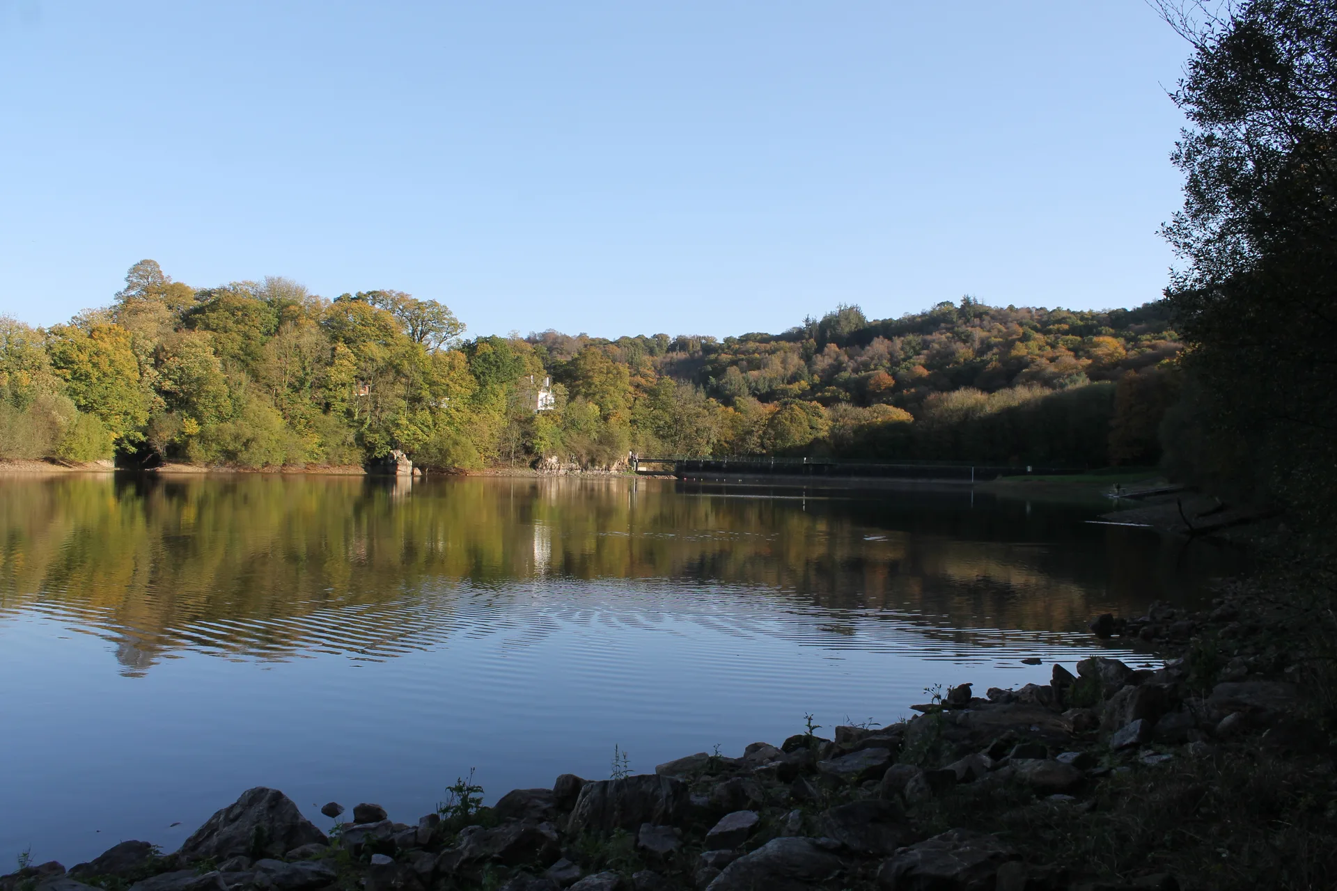 Lac de Bosmeleac à Allineuc — Sur le lac