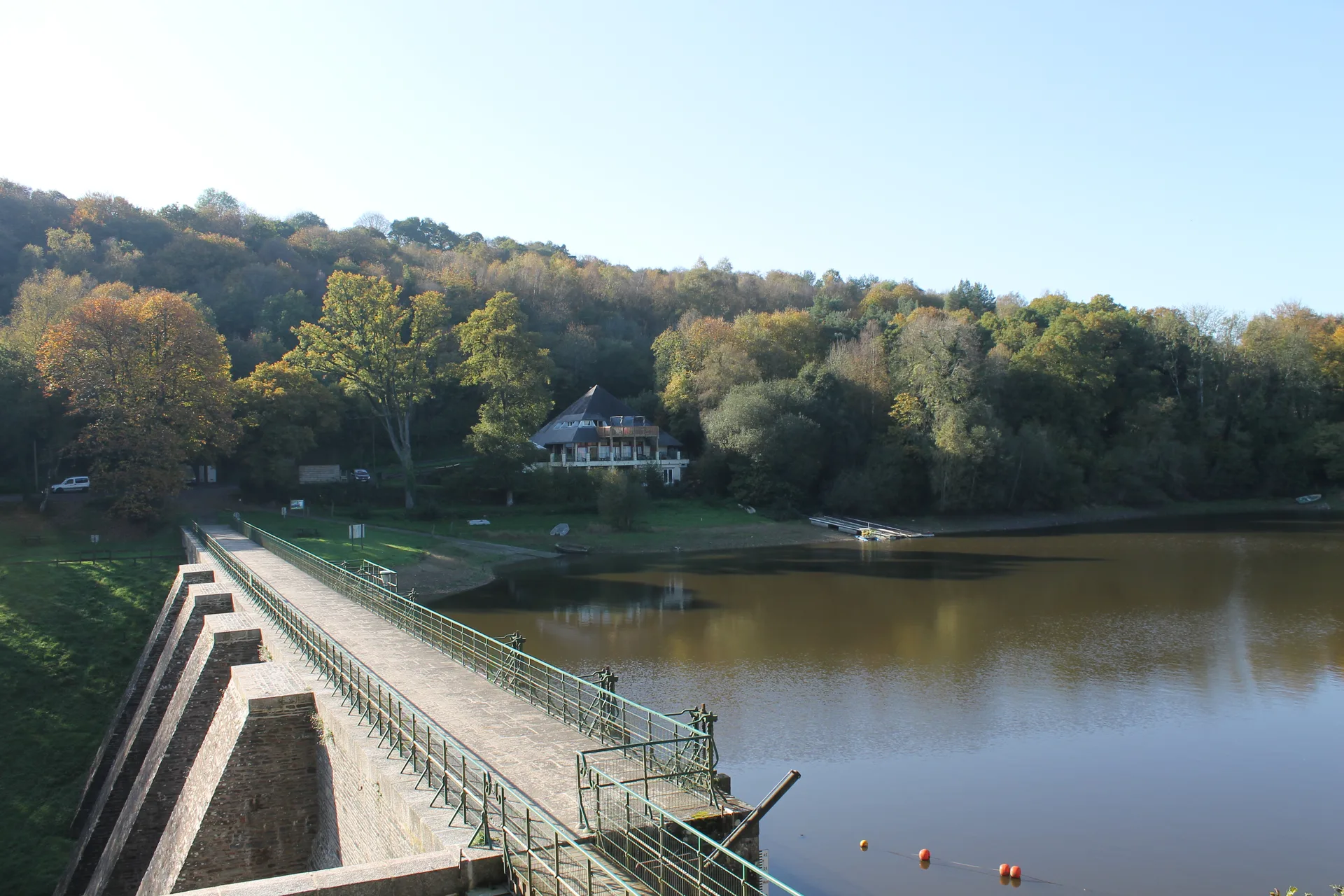 Lac de Bosmeleac à Allineuc — Sur le lac