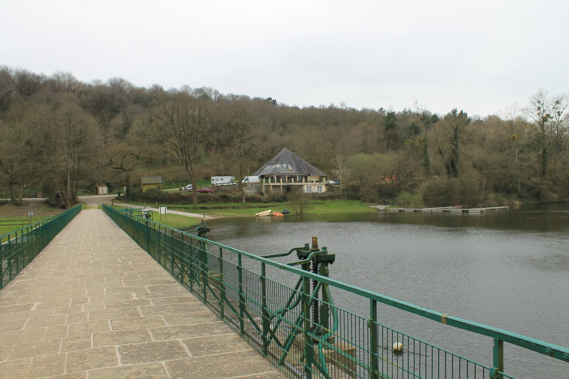 Lac de Bosmeleac à Allineuc — Sur le lac