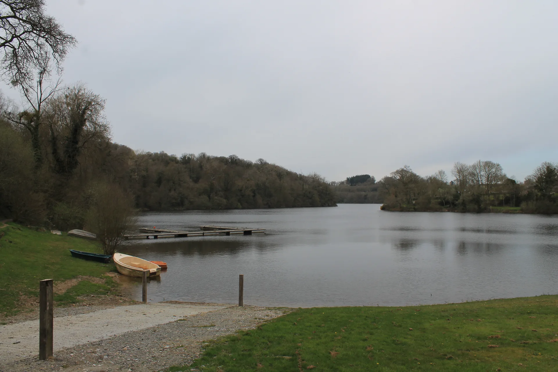 Lac de Bosmeleac à Allineuc — À 220 m du lac