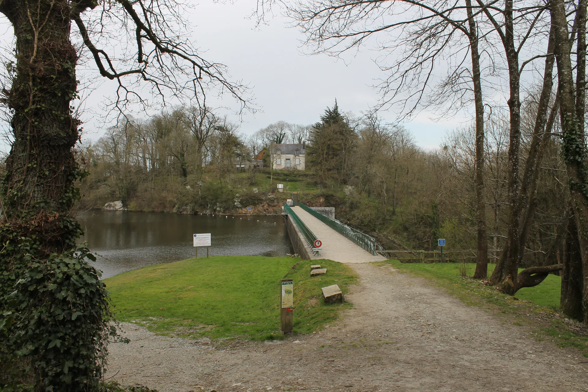 Lac de Bosmeleac à Allineuc — À 247 m du lac