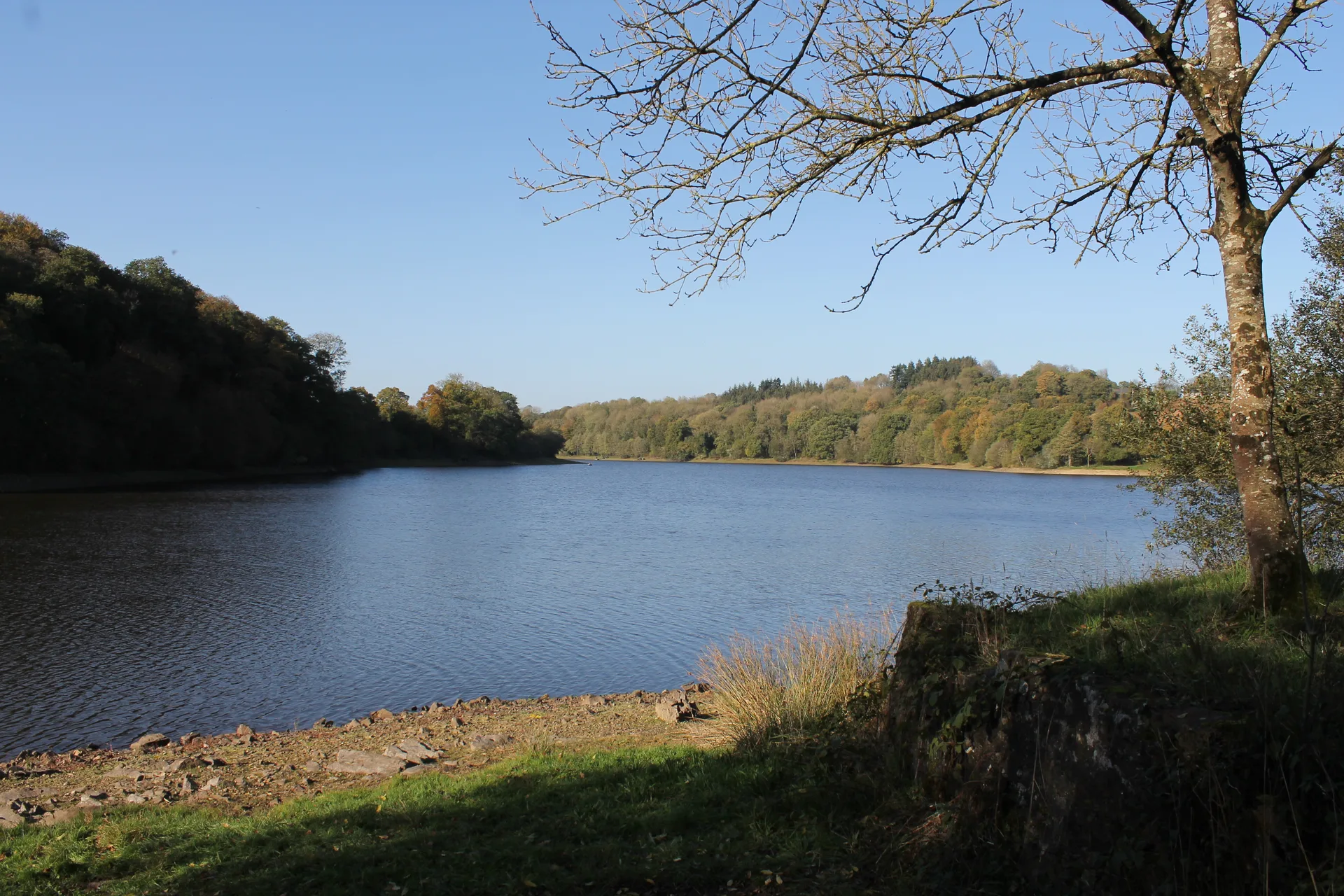 Lac de Bosmeleac à Allineuc — Sur le lac