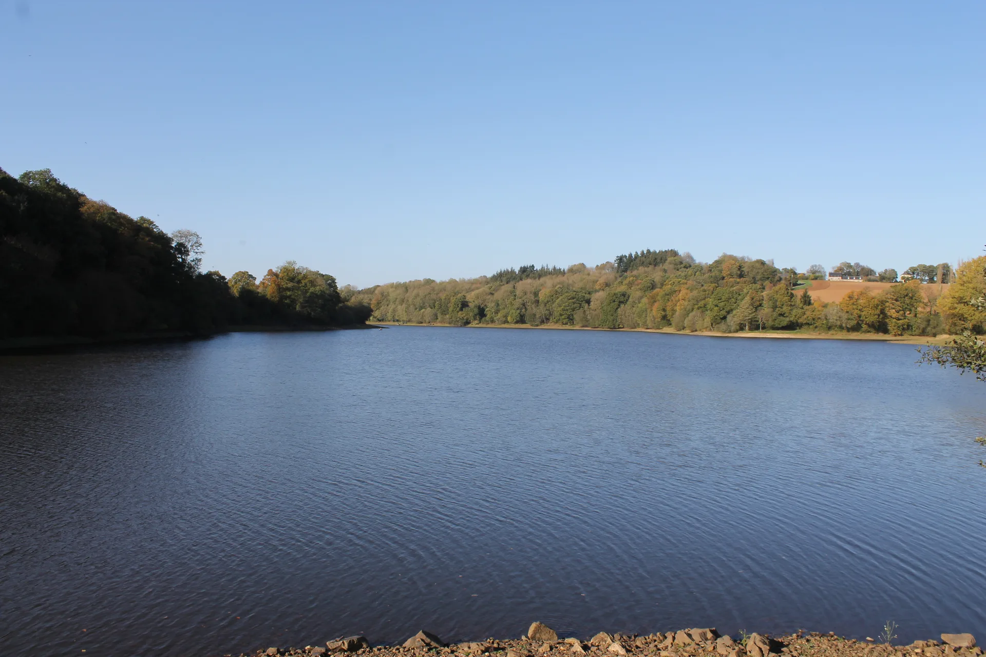 Lac de Bosmeleac à Allineuc — Sur le lac