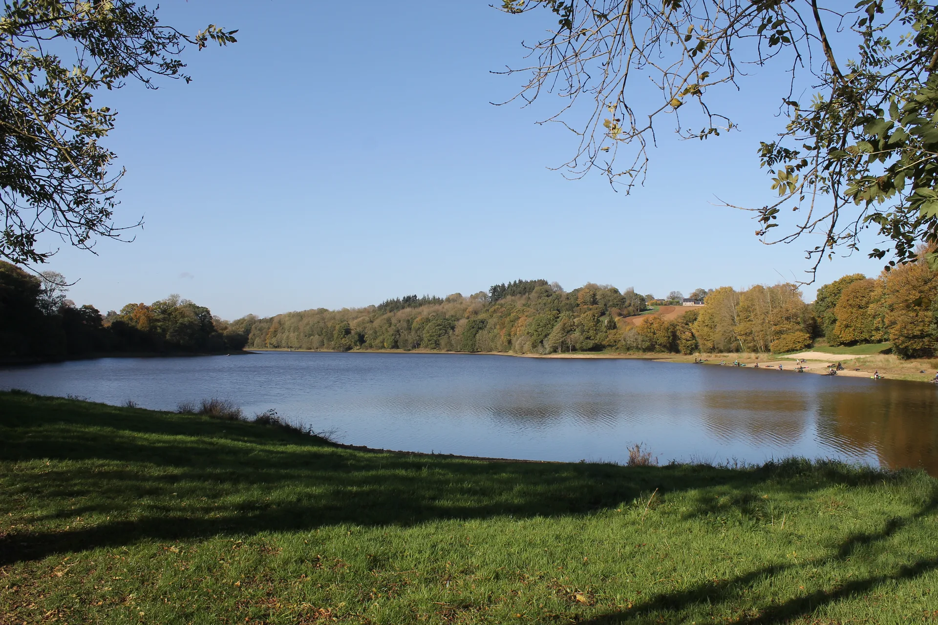Lac de Bosmeleac à Allineuc — Sur le lac