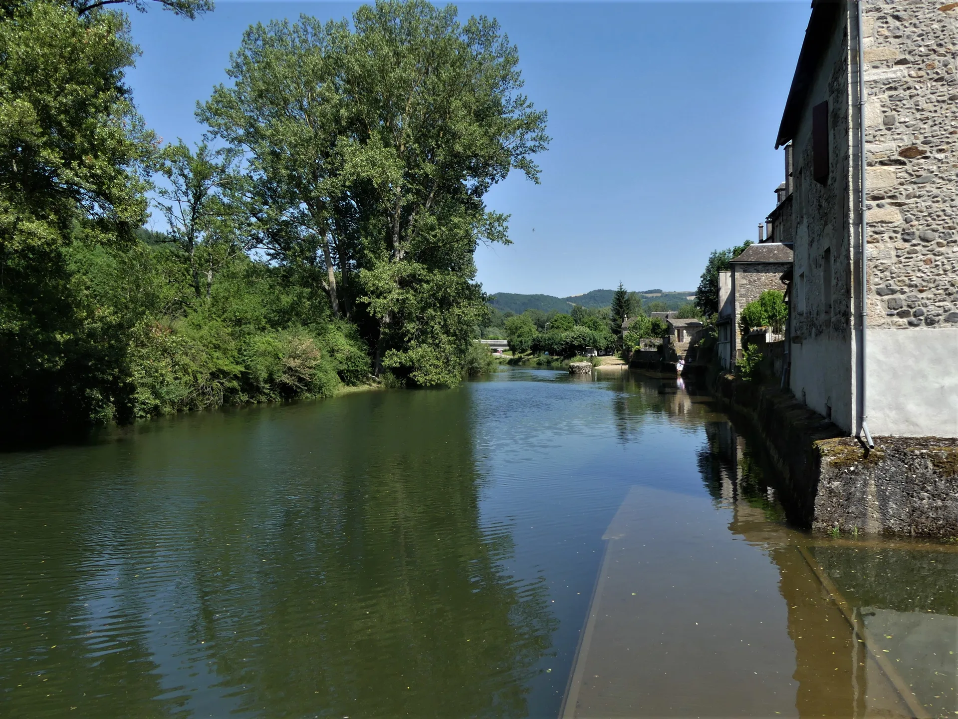 Lac de Castelnau Lassouts à Sainte-Eulalie-d'Olt — À 2,2 km du lac